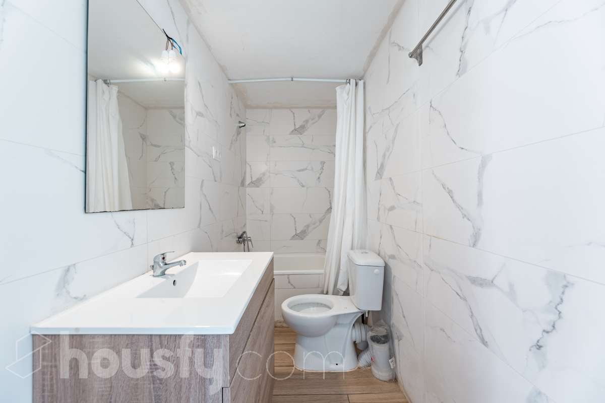 Amplia casa con infinitas posibilidades en el corazón de Sant Pere, Terrassa Housfy presenta esta magnífica vivienda situada en el emblemático barrio de Sant Pere, una de las zonas más valoradas y demandadas de Terrassa. Un hogar lleno de encanto y posibilidades, ideal tanto para familias numerosas como para quienes buscan una inversión con gran potencial. La casa está distribuida en dos viviendas comunicadas entre sí, lo que la convierte en una opción perfecta para dos familias, para combinar vivienda y espacio de trabajo o incluso para adaptarla a un proyecto de segregación por plantas. En la planta baja encontramos una cómoda distribución con 3 dormitorios, 2 baños completos y una agradable terraza de 20 m², un espacio ideal para disfrutar de reuniones al aire libre, comidas en familia o momentos de relax. La primera planta dispone de 2 dormitorios, 1 baño completamente reformado y una fantástica terraza de 25 m², perfecta para desconectar, crear una zona chill out o disfrutar del sol con total privacidad. La vivienda ofrece un sinfín de posibilidades gracias a su versatilidad: desde mantener la distribución actual para una gran familia, hasta segregar ambas plantas o incluso ampliar una planta adicional, convirtiéndola en una oportunidad excepcional tanto para vivir como para invertir. Cuenta con 169 m² útiles, verificados por la Dirección General del Catastro, y fue construida en 1930, conservando el carácter de las viviendas de época con el potencial de adaptarse a las necesidades actuales. Distribución Amplio salón-comedor. 5 dormitorios. 3 baños. Cocina equipada. Características Cédula de habitabilidad. Balcón. Dos amplias terrazas. Vivienda con múltiples opciones de distribución y ampliación. Ubicación Ubicada en una de las mejores zonas de Terrassa, esta vivienda disfruta de un entorno tranquilo y familiar, con todos los servicios al alcance: colegios, supermercados, farmacias, zonas verdes y excelentes conexiones mediante transporte público. Una ubicación que combina comodidad, calidad de vida y la cercanía a todo lo necesario para el día a día. Si buscas una casa espaciosa, versátil y con un enorme potencial para convertirla en el hogar de tus sueños o en una excelente inversión, esta propiedad es una oportunidad que merece la pena descubrir Aviso legal El precio de venta no incluye gastos de la compraventa como notaría, registro, impuestos, ni tampoco honorarios agencia. Esta publicación no es vinculante. Consulta siempre la nota simple con Housfy antes de formalizar la compraventa. Sobre nosotros Housfy es la plataforma integral de servicios inmobiliarios. Nuestra combinación de expertos y tecnología pone al alcance de todo el mundo servicios cómodos, claros y seguros. AICAT número: 7922. Nos encargamos de la gestión y asesoramiento de la compra. ¡Olvídate de todo! Hacemos los trámites por ti. Y, si además necesitas financiación, ponemos a tu disposición un bróker hipotecario para ayudarte a conseguir las mejores condiciones para tu perfil económico. ¿Quieres visitarla? Contacta con Housfy y agenda tu visita sin compromiso. Más información en: housfy.com En cumplimiento de la Ley 8/2026 en Cataluña, el certificado de presencia o ausencia de amianto se encuentra en proceso de tramitación.-26