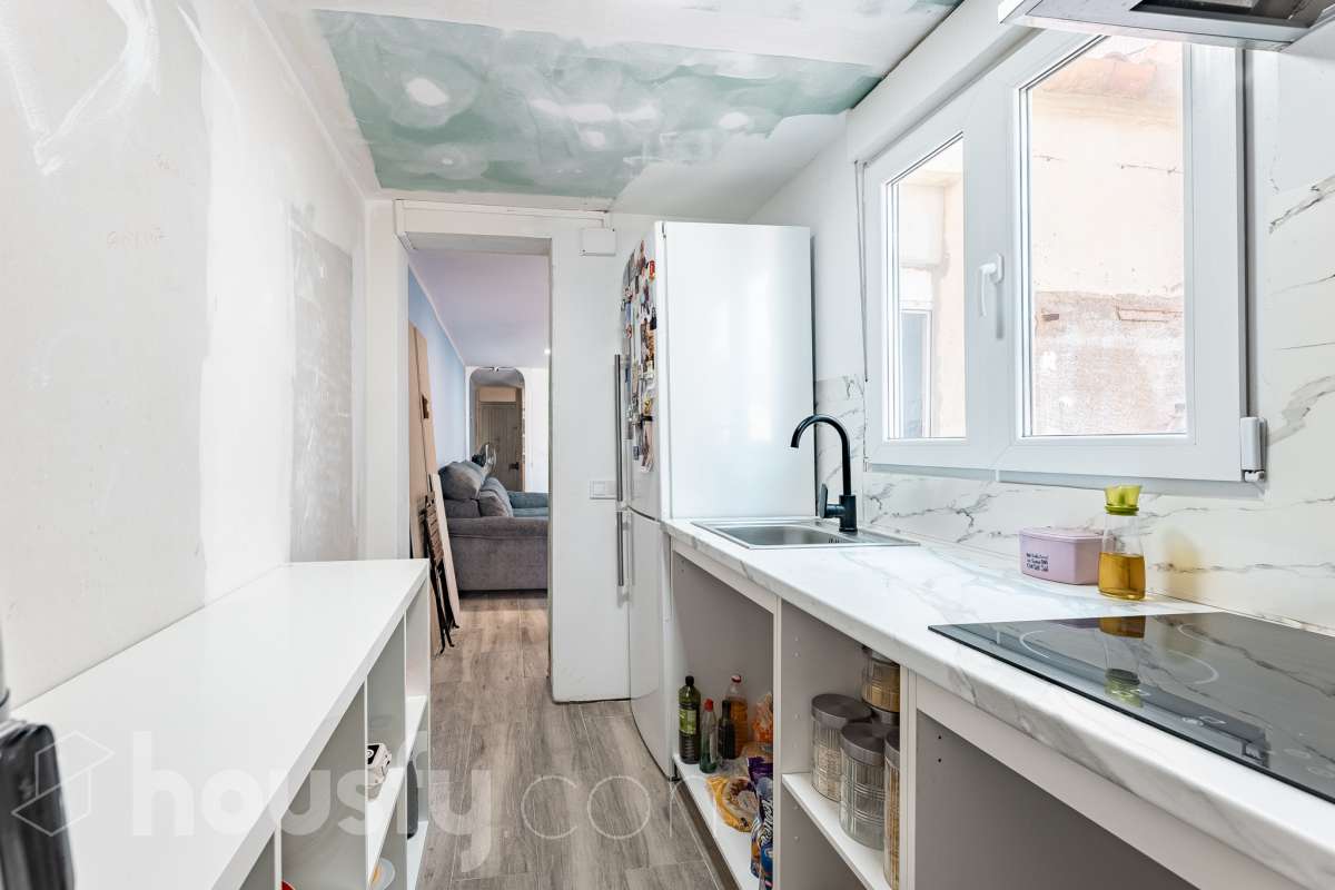 Amplia casa con infinitas posibilidades en el corazón de Sant Pere, Terrassa Housfy presenta esta magnífica vivienda situada en el emblemático barrio de Sant Pere, una de las zonas más valoradas y demandadas de Terrassa. Un hogar lleno de encanto y posibilidades, ideal tanto para familias numerosas como para quienes buscan una inversión con gran potencial. La casa está distribuida en dos viviendas comunicadas entre sí, lo que la convierte en una opción perfecta para dos familias, para combinar vivienda y espacio de trabajo o incluso para adaptarla a un proyecto de segregación por plantas. En la planta baja encontramos una cómoda distribución con 3 dormitorios, 2 baños completos y una agradable terraza de 20 m², un espacio ideal para disfrutar de reuniones al aire libre, comidas en familia o momentos de relax. La primera planta dispone de 2 dormitorios, 1 baño completamente reformado y una fantástica terraza de 25 m², perfecta para desconectar, crear una zona chill out o disfrutar del sol con total privacidad. La vivienda ofrece un sinfín de posibilidades gracias a su versatilidad: desde mantener la distribución actual para una gran familia, hasta segregar ambas plantas o incluso ampliar una planta adicional, convirtiéndola en una oportunidad excepcional tanto para vivir como para invertir. Cuenta con 169 m² útiles, verificados por la Dirección General del Catastro, y fue construida en 1930, conservando el carácter de las viviendas de época con el potencial de adaptarse a las necesidades actuales. Distribución Amplio salón-comedor. 5 dormitorios. 3 baños. Cocina equipada. Características Cédula de habitabilidad. Balcón. Dos amplias terrazas. Vivienda con múltiples opciones de distribución y ampliación. Ubicación Ubicada en una de las mejores zonas de Terrassa, esta vivienda disfruta de un entorno tranquilo y familiar, con todos los servicios al alcance: colegios, supermercados, farmacias, zonas verdes y excelentes conexiones mediante transporte público. Una ubicación que combina comodidad, calidad de vida y la cercanía a todo lo necesario para el día a día. Si buscas una casa espaciosa, versátil y con un enorme potencial para convertirla en el hogar de tus sueños o en una excelente inversión, esta propiedad es una oportunidad que merece la pena descubrir Aviso legal El precio de venta no incluye gastos de la compraventa como notaría, registro, impuestos, ni tampoco honorarios agencia. Esta publicación no es vinculante. Consulta siempre la nota simple con Housfy antes de formalizar la compraventa. Sobre nosotros Housfy es la plataforma integral de servicios inmobiliarios. Nuestra combinación de expertos y tecnología pone al alcance de todo el mundo servicios cómodos, claros y seguros. AICAT número: 7922. Nos encargamos de la gestión y asesoramiento de la compra. ¡Olvídate de todo! Hacemos los trámites por ti. Y, si además necesitas financiación, ponemos a tu disposición un bróker hipotecario para ayudarte a conseguir las mejores condiciones para tu perfil económico. ¿Quieres visitarla? Contacta con Housfy y agenda tu visita sin compromiso. Más información en: housfy.com En cumplimiento de la Ley 8/2026 en Cataluña, el certificado de presencia o ausencia de amianto se encuentra en proceso de tramitación.-7
