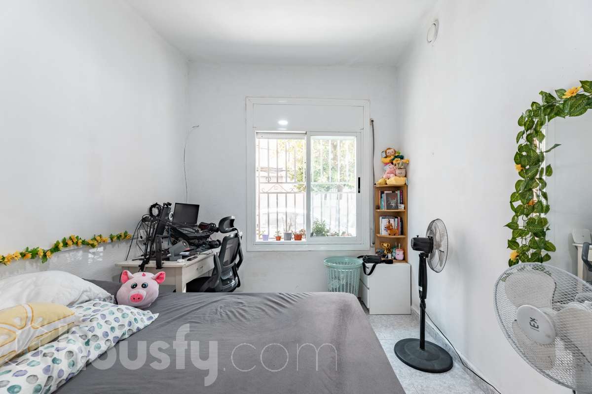 Amplia casa con infinitas posibilidades en el corazón de Sant Pere, Terrassa Housfy presenta esta magnífica vivienda situada en el emblemático barrio de Sant Pere, una de las zonas más valoradas y demandadas de Terrassa. Un hogar lleno de encanto y posibilidades, ideal tanto para familias numerosas como para quienes buscan una inversión con gran potencial. La casa está distribuida en dos viviendas comunicadas entre sí, lo que la convierte en una opción perfecta para dos familias, para combinar vivienda y espacio de trabajo o incluso para adaptarla a un proyecto de segregación por plantas. En la planta baja encontramos una cómoda distribución con 3 dormitorios, 2 baños completos y una agradable terraza de 20 m², un espacio ideal para disfrutar de reuniones al aire libre, comidas en familia o momentos de relax. La primera planta dispone de 2 dormitorios, 1 baño completamente reformado y una fantástica terraza de 25 m², perfecta para desconectar, crear una zona chill out o disfrutar del sol con total privacidad. La vivienda ofrece un sinfín de posibilidades gracias a su versatilidad: desde mantener la distribución actual para una gran familia, hasta segregar ambas plantas o incluso ampliar una planta adicional, convirtiéndola en una oportunidad excepcional tanto para vivir como para invertir. Cuenta con 169 m² útiles, verificados por la Dirección General del Catastro, y fue construida en 1930, conservando el carácter de las viviendas de época con el potencial de adaptarse a las necesidades actuales. Distribución Amplio salón-comedor. 5 dormitorios. 3 baños. Cocina equipada. Características Cédula de habitabilidad. Balcón. Dos amplias terrazas. Vivienda con múltiples opciones de distribución y ampliación. Ubicación Ubicada en una de las mejores zonas de Terrassa, esta vivienda disfruta de un entorno tranquilo y familiar, con todos los servicios al alcance: colegios, supermercados, farmacias, zonas verdes y excelentes conexiones mediante transporte público. Una ubicación que combina comodidad, calidad de vida y la cercanía a todo lo necesario para el día a día. Si buscas una casa espaciosa, versátil y con un enorme potencial para convertirla en el hogar de tus sueños o en una excelente inversión, esta propiedad es una oportunidad que merece la pena descubrir Aviso legal El precio de venta no incluye gastos de la compraventa como notaría, registro, impuestos, ni tampoco honorarios agencia. Esta publicación no es vinculante. Consulta siempre la nota simple con Housfy antes de formalizar la compraventa. Sobre nosotros Housfy es la plataforma integral de servicios inmobiliarios. Nuestra combinación de expertos y tecnología pone al alcance de todo el mundo servicios cómodos, claros y seguros. AICAT número: 7922. Nos encargamos de la gestión y asesoramiento de la compra. ¡Olvídate de todo! Hacemos los trámites por ti. Y, si además necesitas financiación, ponemos a tu disposición un bróker hipotecario para ayudarte a conseguir las mejores condiciones para tu perfil económico. ¿Quieres visitarla? Contacta con Housfy y agenda tu visita sin compromiso. Más información en: housfy.com En cumplimiento de la Ley 8/2026 en Cataluña, el certificado de presencia o ausencia de amianto se encuentra en proceso de tramitación.-20