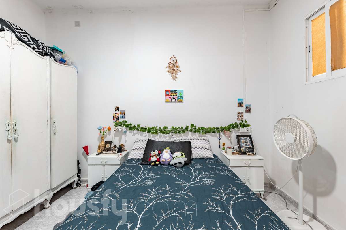 Amplia casa con infinitas posibilidades en el corazón de Sant Pere, Terrassa Housfy presenta esta magnífica vivienda situada en el emblemático barrio de Sant Pere, una de las zonas más valoradas y demandadas de Terrassa. Un hogar lleno de encanto y posibilidades, ideal tanto para familias numerosas como para quienes buscan una inversión con gran potencial. La casa está distribuida en dos viviendas comunicadas entre sí, lo que la convierte en una opción perfecta para dos familias, para combinar vivienda y espacio de trabajo o incluso para adaptarla a un proyecto de segregación por plantas. En la planta baja encontramos una cómoda distribución con 3 dormitorios, 2 baños completos y una agradable terraza de 20 m², un espacio ideal para disfrutar de reuniones al aire libre, comidas en familia o momentos de relax. La primera planta dispone de 2 dormitorios, 1 baño completamente reformado y una fantástica terraza de 25 m², perfecta para desconectar, crear una zona chill out o disfrutar del sol con total privacidad. La vivienda ofrece un sinfín de posibilidades gracias a su versatilidad: desde mantener la distribución actual para una gran familia, hasta segregar ambas plantas o incluso ampliar una planta adicional, convirtiéndola en una oportunidad excepcional tanto para vivir como para invertir. Cuenta con 169 m² útiles, verificados por la Dirección General del Catastro, y fue construida en 1930, conservando el carácter de las viviendas de época con el potencial de adaptarse a las necesidades actuales. Distribución Amplio salón-comedor. 5 dormitorios. 3 baños. Cocina equipada. Características Cédula de habitabilidad. Balcón. Dos amplias terrazas. Vivienda con múltiples opciones de distribución y ampliación. Ubicación Ubicada en una de las mejores zonas de Terrassa, esta vivienda disfruta de un entorno tranquilo y familiar, con todos los servicios al alcance: colegios, supermercados, farmacias, zonas verdes y excelentes conexiones mediante transporte público. Una ubicación que combina comodidad, calidad de vida y la cercanía a todo lo necesario para el día a día. Si buscas una casa espaciosa, versátil y con un enorme potencial para convertirla en el hogar de tus sueños o en una excelente inversión, esta propiedad es una oportunidad que merece la pena descubrir Aviso legal El precio de venta no incluye gastos de la compraventa como notaría, registro, impuestos, ni tampoco honorarios agencia. Esta publicación no es vinculante. Consulta siempre la nota simple con Housfy antes de formalizar la compraventa. Sobre nosotros Housfy es la plataforma integral de servicios inmobiliarios. Nuestra combinación de expertos y tecnología pone al alcance de todo el mundo servicios cómodos, claros y seguros. AICAT número: 7922. Nos encargamos de la gestión y asesoramiento de la compra. ¡Olvídate de todo! Hacemos los trámites por ti. Y, si además necesitas financiación, ponemos a tu disposición un bróker hipotecario para ayudarte a conseguir las mejores condiciones para tu perfil económico. ¿Quieres visitarla? Contacta con Housfy y agenda tu visita sin compromiso. Más información en: housfy.com En cumplimiento de la Ley 8/2026 en Cataluña, el certificado de presencia o ausencia de amianto se encuentra en proceso de tramitación.-23