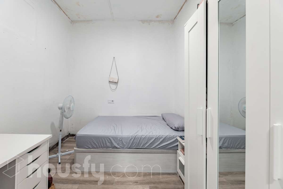 Amplia casa con infinitas posibilidades en el corazón de Sant Pere, Terrassa Housfy presenta esta magnífica vivienda situada en el emblemático barrio de Sant Pere, una de las zonas más valoradas y demandadas de Terrassa. Un hogar lleno de encanto y posibilidades, ideal tanto para familias numerosas como para quienes buscan una inversión con gran potencial. La casa está distribuida en dos viviendas comunicadas entre sí, lo que la convierte en una opción perfecta para dos familias, para combinar vivienda y espacio de trabajo o incluso para adaptarla a un proyecto de segregación por plantas. En la planta baja encontramos una cómoda distribución con 3 dormitorios, 2 baños completos y una agradable terraza de 20 m², un espacio ideal para disfrutar de reuniones al aire libre, comidas en familia o momentos de relax. La primera planta dispone de 2 dormitorios, 1 baño completamente reformado y una fantástica terraza de 25 m², perfecta para desconectar, crear una zona chill out o disfrutar del sol con total privacidad. La vivienda ofrece un sinfín de posibilidades gracias a su versatilidad: desde mantener la distribución actual para una gran familia, hasta segregar ambas plantas o incluso ampliar una planta adicional, convirtiéndola en una oportunidad excepcional tanto para vivir como para invertir. Cuenta con 169 m² útiles, verificados por la Dirección General del Catastro, y fue construida en 1930, conservando el carácter de las viviendas de época con el potencial de adaptarse a las necesidades actuales. Distribución Amplio salón-comedor. 5 dormitorios. 3 baños. Cocina equipada. Características Cédula de habitabilidad. Balcón. Dos amplias terrazas. Vivienda con múltiples opciones de distribución y ampliación. Ubicación Ubicada en una de las mejores zonas de Terrassa, esta vivienda disfruta de un entorno tranquilo y familiar, con todos los servicios al alcance: colegios, supermercados, farmacias, zonas verdes y excelentes conexiones mediante transporte público. Una ubicación que combina comodidad, calidad de vida y la cercanía a todo lo necesario para el día a día. Si buscas una casa espaciosa, versátil y con un enorme potencial para convertirla en el hogar de tus sueños o en una excelente inversión, esta propiedad es una oportunidad que merece la pena descubrir Aviso legal El precio de venta no incluye gastos de la compraventa como notaría, registro, impuestos, ni tampoco honorarios agencia. Esta publicación no es vinculante. Consulta siempre la nota simple con Housfy antes de formalizar la compraventa. Sobre nosotros Housfy es la plataforma integral de servicios inmobiliarios. Nuestra combinación de expertos y tecnología pone al alcance de todo el mundo servicios cómodos, claros y seguros. AICAT número: 7922. Nos encargamos de la gestión y asesoramiento de la compra. ¡Olvídate de todo! Hacemos los trámites por ti. Y, si además necesitas financiación, ponemos a tu disposición un bróker hipotecario para ayudarte a conseguir las mejores condiciones para tu perfil económico. ¿Quieres visitarla? Contacta con Housfy y agenda tu visita sin compromiso. Más información en: housfy.com En cumplimiento de la Ley 8/2026 en Cataluña, el certificado de presencia o ausencia de amianto se encuentra en proceso de tramitación.-11