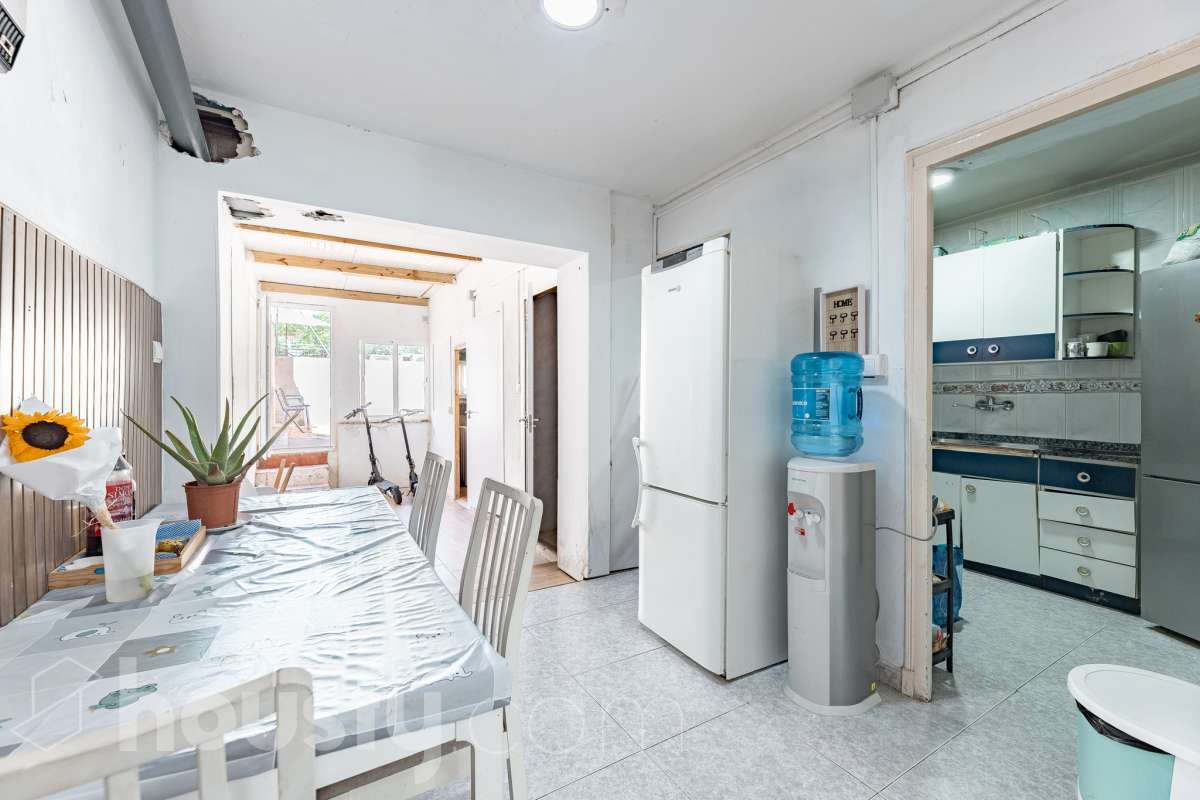 Amplia casa con infinitas posibilidades en el corazón de Sant Pere, Terrassa Housfy presenta esta magnífica vivienda situada en el emblemático barrio de Sant Pere, una de las zonas más valoradas y demandadas de Terrassa. Un hogar lleno de encanto y posibilidades, ideal tanto para familias numerosas como para quienes buscan una inversión con gran potencial. La casa está distribuida en dos viviendas comunicadas entre sí, lo que la convierte en una opción perfecta para dos familias, para combinar vivienda y espacio de trabajo o incluso para adaptarla a un proyecto de segregación por plantas. En la planta baja encontramos una cómoda distribución con 3 dormitorios, 2 baños completos y una agradable terraza de 20 m², un espacio ideal para disfrutar de reuniones al aire libre, comidas en familia o momentos de relax. La primera planta dispone de 2 dormitorios, 1 baño completamente reformado y una fantástica terraza de 25 m², perfecta para desconectar, crear una zona chill out o disfrutar del sol con total privacidad. La vivienda ofrece un sinfín de posibilidades gracias a su versatilidad: desde mantener la distribución actual para una gran familia, hasta segregar ambas plantas o incluso ampliar una planta adicional, convirtiéndola en una oportunidad excepcional tanto para vivir como para invertir. Cuenta con 169 m² útiles, verificados por la Dirección General del Catastro, y fue construida en 1930, conservando el carácter de las viviendas de época con el potencial de adaptarse a las necesidades actuales. Distribución Amplio salón-comedor. 5 dormitorios. 3 baños. Cocina equipada. Características Cédula de habitabilidad. Balcón. Dos amplias terrazas. Vivienda con múltiples opciones de distribución y ampliación. Ubicación Ubicada en una de las mejores zonas de Terrassa, esta vivienda disfruta de un entorno tranquilo y familiar, con todos los servicios al alcance: colegios, supermercados, farmacias, zonas verdes y excelentes conexiones mediante transporte público. Una ubicación que combina comodidad, calidad de vida y la cercanía a todo lo necesario para el día a día. Si buscas una casa espaciosa, versátil y con un enorme potencial para convertirla en el hogar de tus sueños o en una excelente inversión, esta propiedad es una oportunidad que merece la pena descubrir Aviso legal El precio de venta no incluye gastos de la compraventa como notaría, registro, impuestos, ni tampoco honorarios agencia. Esta publicación no es vinculante. Consulta siempre la nota simple con Housfy antes de formalizar la compraventa. Sobre nosotros Housfy es la plataforma integral de servicios inmobiliarios. Nuestra combinación de expertos y tecnología pone al alcance de todo el mundo servicios cómodos, claros y seguros. AICAT número: 7922. Nos encargamos de la gestión y asesoramiento de la compra. ¡Olvídate de todo! Hacemos los trámites por ti. Y, si además necesitas financiación, ponemos a tu disposición un bróker hipotecario para ayudarte a conseguir las mejores condiciones para tu perfil económico. ¿Quieres visitarla? Contacta con Housfy y agenda tu visita sin compromiso. Más información en: housfy.com En cumplimiento de la Ley 8/2026 en Cataluña, el certificado de presencia o ausencia de amianto se encuentra en proceso de tramitación.-16