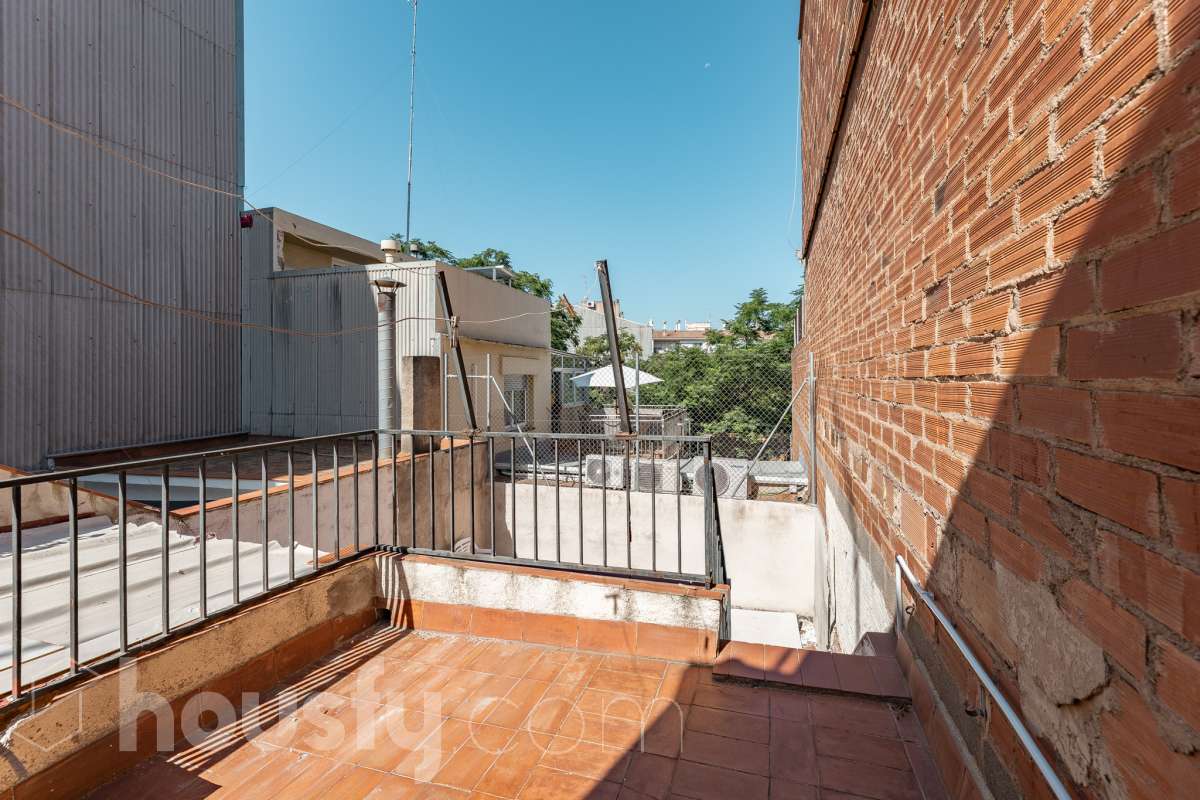 Amplia casa con infinitas posibilidades en el corazón de Sant Pere, Terrassa Housfy presenta esta magnífica vivienda situada en el emblemático barrio de Sant Pere, una de las zonas más valoradas y demandadas de Terrassa. Un hogar lleno de encanto y posibilidades, ideal tanto para familias numerosas como para quienes buscan una inversión con gran potencial. La casa está distribuida en dos viviendas comunicadas entre sí, lo que la convierte en una opción perfecta para dos familias, para combinar vivienda y espacio de trabajo o incluso para adaptarla a un proyecto de segregación por plantas. En la planta baja encontramos una cómoda distribución con 3 dormitorios, 2 baños completos y una agradable terraza de 20 m², un espacio ideal para disfrutar de reuniones al aire libre, comidas en familia o momentos de relax. La primera planta dispone de 2 dormitorios, 1 baño completamente reformado y una fantástica terraza de 25 m², perfecta para desconectar, crear una zona chill out o disfrutar del sol con total privacidad. La vivienda ofrece un sinfín de posibilidades gracias a su versatilidad: desde mantener la distribución actual para una gran familia, hasta segregar ambas plantas o incluso ampliar una planta adicional, convirtiéndola en una oportunidad excepcional tanto para vivir como para invertir. Cuenta con 169 m² útiles, verificados por la Dirección General del Catastro, y fue construida en 1930, conservando el carácter de las viviendas de época con el potencial de adaptarse a las necesidades actuales. Distribución Amplio salón-comedor. 5 dormitorios. 3 baños. Cocina equipada. Características Cédula de habitabilidad. Balcón. Dos amplias terrazas. Vivienda con múltiples opciones de distribución y ampliación. Ubicación Ubicada en una de las mejores zonas de Terrassa, esta vivienda disfruta de un entorno tranquilo y familiar, con todos los servicios al alcance: colegios, supermercados, farmacias, zonas verdes y excelentes conexiones mediante transporte público. Una ubicación que combina comodidad, calidad de vida y la cercanía a todo lo necesario para el día a día. Si buscas una casa espaciosa, versátil y con un enorme potencial para convertirla en el hogar de tus sueños o en una excelente inversión, esta propiedad es una oportunidad que merece la pena descubrir Aviso legal El precio de venta no incluye gastos de la compraventa como notaría, registro, impuestos, ni tampoco honorarios agencia. Esta publicación no es vinculante. Consulta siempre la nota simple con Housfy antes de formalizar la compraventa. Sobre nosotros Housfy es la plataforma integral de servicios inmobiliarios. Nuestra combinación de expertos y tecnología pone al alcance de todo el mundo servicios cómodos, claros y seguros. AICAT número: 7922. Nos encargamos de la gestión y asesoramiento de la compra. ¡Olvídate de todo! Hacemos los trámites por ti. Y, si además necesitas financiación, ponemos a tu disposición un bróker hipotecario para ayudarte a conseguir las mejores condiciones para tu perfil económico. ¿Quieres visitarla? Contacta con Housfy y agenda tu visita sin compromiso. Más información en: housfy.com En cumplimiento de la Ley 8/2026 en Cataluña, el certificado de presencia o ausencia de amianto se encuentra en proceso de tramitación.-35