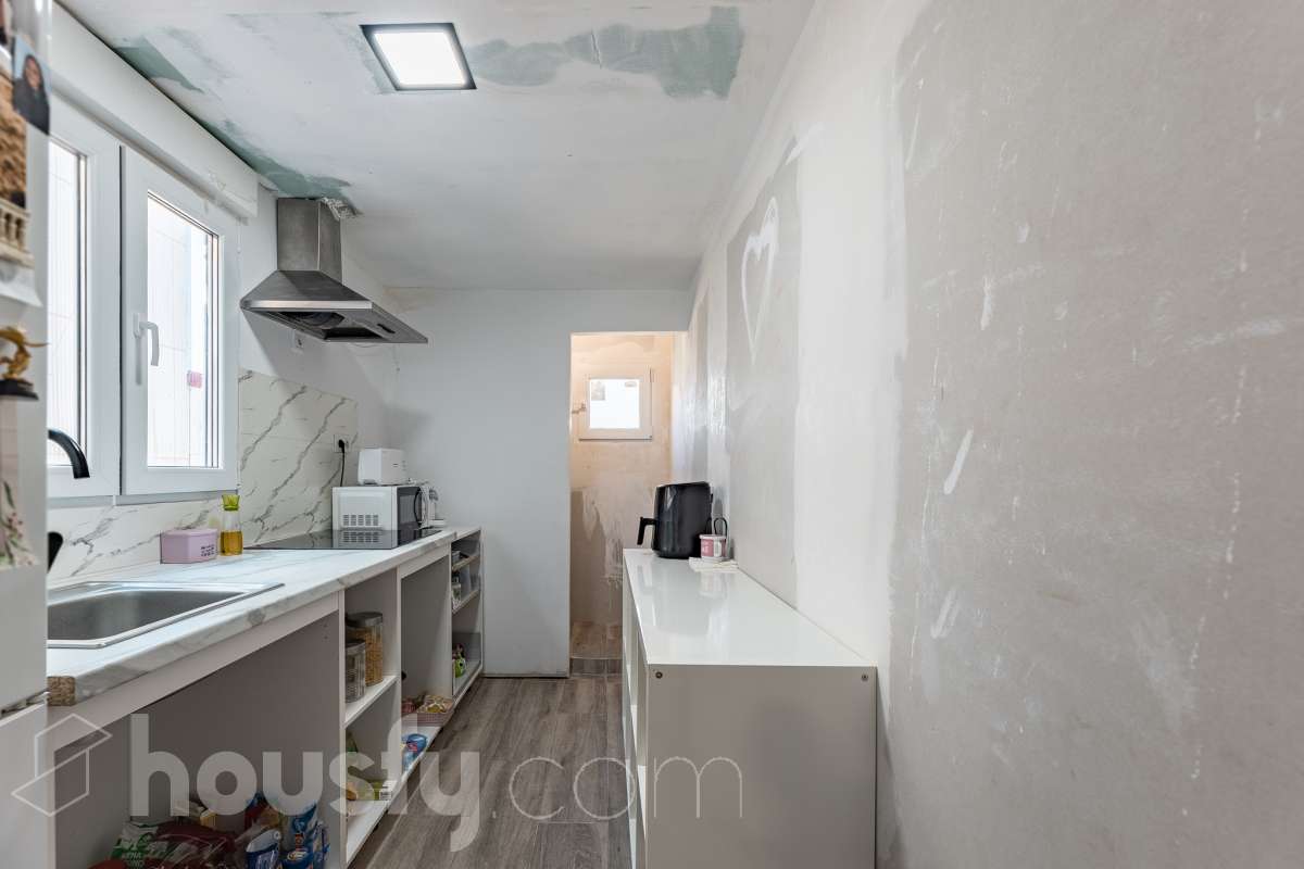 Amplia casa con infinitas posibilidades en el corazón de Sant Pere, Terrassa Housfy presenta esta magnífica vivienda situada en el emblemático barrio de Sant Pere, una de las zonas más valoradas y demandadas de Terrassa. Un hogar lleno de encanto y posibilidades, ideal tanto para familias numerosas como para quienes buscan una inversión con gran potencial. La casa está distribuida en dos viviendas comunicadas entre sí, lo que la convierte en una opción perfecta para dos familias, para combinar vivienda y espacio de trabajo o incluso para adaptarla a un proyecto de segregación por plantas. En la planta baja encontramos una cómoda distribución con 3 dormitorios, 2 baños completos y una agradable terraza de 20 m², un espacio ideal para disfrutar de reuniones al aire libre, comidas en familia o momentos de relax. La primera planta dispone de 2 dormitorios, 1 baño completamente reformado y una fantástica terraza de 25 m², perfecta para desconectar, crear una zona chill out o disfrutar del sol con total privacidad. La vivienda ofrece un sinfín de posibilidades gracias a su versatilidad: desde mantener la distribución actual para una gran familia, hasta segregar ambas plantas o incluso ampliar una planta adicional, convirtiéndola en una oportunidad excepcional tanto para vivir como para invertir. Cuenta con 169 m² útiles, verificados por la Dirección General del Catastro, y fue construida en 1930, conservando el carácter de las viviendas de época con el potencial de adaptarse a las necesidades actuales. Distribución Amplio salón-comedor. 5 dormitorios. 3 baños. Cocina equipada. Características Cédula de habitabilidad. Balcón. Dos amplias terrazas. Vivienda con múltiples opciones de distribución y ampliación. Ubicación Ubicada en una de las mejores zonas de Terrassa, esta vivienda disfruta de un entorno tranquilo y familiar, con todos los servicios al alcance: colegios, supermercados, farmacias, zonas verdes y excelentes conexiones mediante transporte público. Una ubicación que combina comodidad, calidad de vida y la cercanía a todo lo necesario para el día a día. Si buscas una casa espaciosa, versátil y con un enorme potencial para convertirla en el hogar de tus sueños o en una excelente inversión, esta propiedad es una oportunidad que merece la pena descubrir Aviso legal El precio de venta no incluye gastos de la compraventa como notaría, registro, impuestos, ni tampoco honorarios agencia. Esta publicación no es vinculante. Consulta siempre la nota simple con Housfy antes de formalizar la compraventa. Sobre nosotros Housfy es la plataforma integral de servicios inmobiliarios. Nuestra combinación de expertos y tecnología pone al alcance de todo el mundo servicios cómodos, claros y seguros. AICAT número: 7922. Nos encargamos de la gestión y asesoramiento de la compra. ¡Olvídate de todo! Hacemos los trámites por ti. Y, si además necesitas financiación, ponemos a tu disposición un bróker hipotecario para ayudarte a conseguir las mejores condiciones para tu perfil económico. ¿Quieres visitarla? Contacta con Housfy y agenda tu visita sin compromiso. Más información en: housfy.com En cumplimiento de la Ley 8/2026 en Cataluña, el certificado de presencia o ausencia de amianto se encuentra en proceso de tramitación.-5