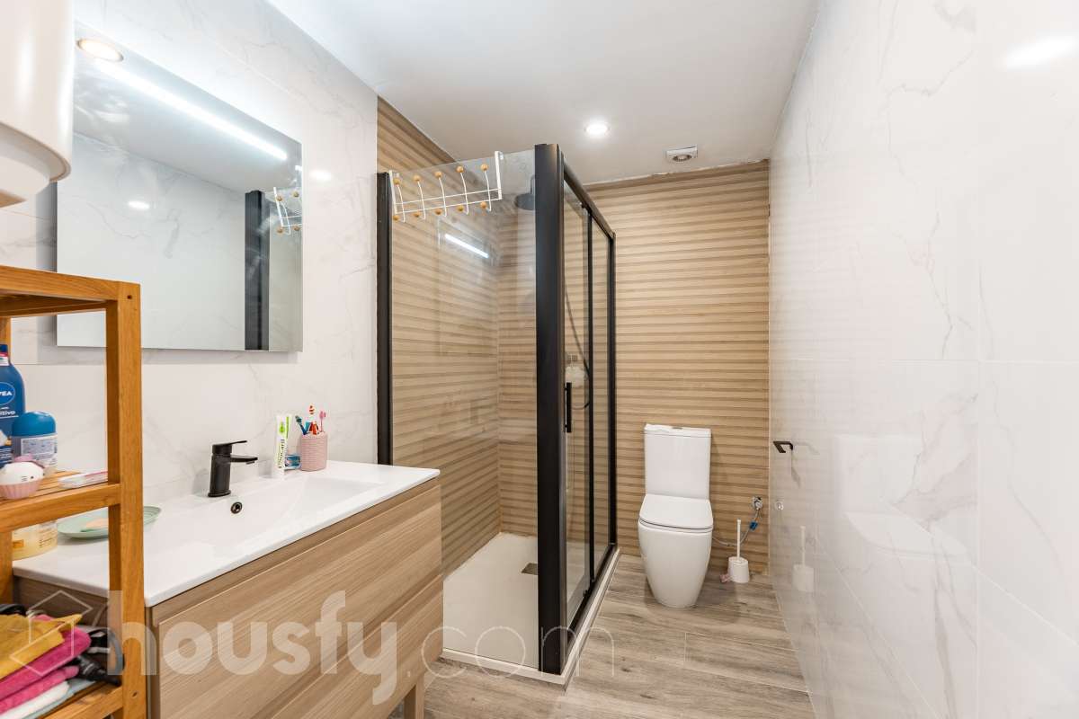 Amplia casa con infinitas posibilidades en el corazón de Sant Pere, Terrassa Housfy presenta esta magnífica vivienda situada en el emblemático barrio de Sant Pere, una de las zonas más valoradas y demandadas de Terrassa. Un hogar lleno de encanto y posibilidades, ideal tanto para familias numerosas como para quienes buscan una inversión con gran potencial. La casa está distribuida en dos viviendas comunicadas entre sí, lo que la convierte en una opción perfecta para dos familias, para combinar vivienda y espacio de trabajo o incluso para adaptarla a un proyecto de segregación por plantas. En la planta baja encontramos una cómoda distribución con 3 dormitorios, 2 baños completos y una agradable terraza de 20 m², un espacio ideal para disfrutar de reuniones al aire libre, comidas en familia o momentos de relax. La primera planta dispone de 2 dormitorios, 1 baño completamente reformado y una fantástica terraza de 25 m², perfecta para desconectar, crear una zona chill out o disfrutar del sol con total privacidad. La vivienda ofrece un sinfín de posibilidades gracias a su versatilidad: desde mantener la distribución actual para una gran familia, hasta segregar ambas plantas o incluso ampliar una planta adicional, convirtiéndola en una oportunidad excepcional tanto para vivir como para invertir. Cuenta con 169 m² útiles, verificados por la Dirección General del Catastro, y fue construida en 1930, conservando el carácter de las viviendas de época con el potencial de adaptarse a las necesidades actuales. Distribución Amplio salón-comedor. 5 dormitorios. 3 baños. Cocina equipada. Características Cédula de habitabilidad. Balcón. Dos amplias terrazas. Vivienda con múltiples opciones de distribución y ampliación. Ubicación Ubicada en una de las mejores zonas de Terrassa, esta vivienda disfruta de un entorno tranquilo y familiar, con todos los servicios al alcance: colegios, supermercados, farmacias, zonas verdes y excelentes conexiones mediante transporte público. Una ubicación que combina comodidad, calidad de vida y la cercanía a todo lo necesario para el día a día. Si buscas una casa espaciosa, versátil y con un enorme potencial para convertirla en el hogar de tus sueños o en una excelente inversión, esta propiedad es una oportunidad que merece la pena descubrir Aviso legal El precio de venta no incluye gastos de la compraventa como notaría, registro, impuestos, ni tampoco honorarios agencia. Esta publicación no es vinculante. Consulta siempre la nota simple con Housfy antes de formalizar la compraventa. Sobre nosotros Housfy es la plataforma integral de servicios inmobiliarios. Nuestra combinación de expertos y tecnología pone al alcance de todo el mundo servicios cómodos, claros y seguros. AICAT número: 7922. Nos encargamos de la gestión y asesoramiento de la compra. ¡Olvídate de todo! Hacemos los trámites por ti. Y, si además necesitas financiación, ponemos a tu disposición un bróker hipotecario para ayudarte a conseguir las mejores condiciones para tu perfil económico. ¿Quieres visitarla? Contacta con Housfy y agenda tu visita sin compromiso. Más información en: housfy.com En cumplimiento de la Ley 8/2026 en Cataluña, el certificado de presencia o ausencia de amianto se encuentra en proceso de tramitación.-13
