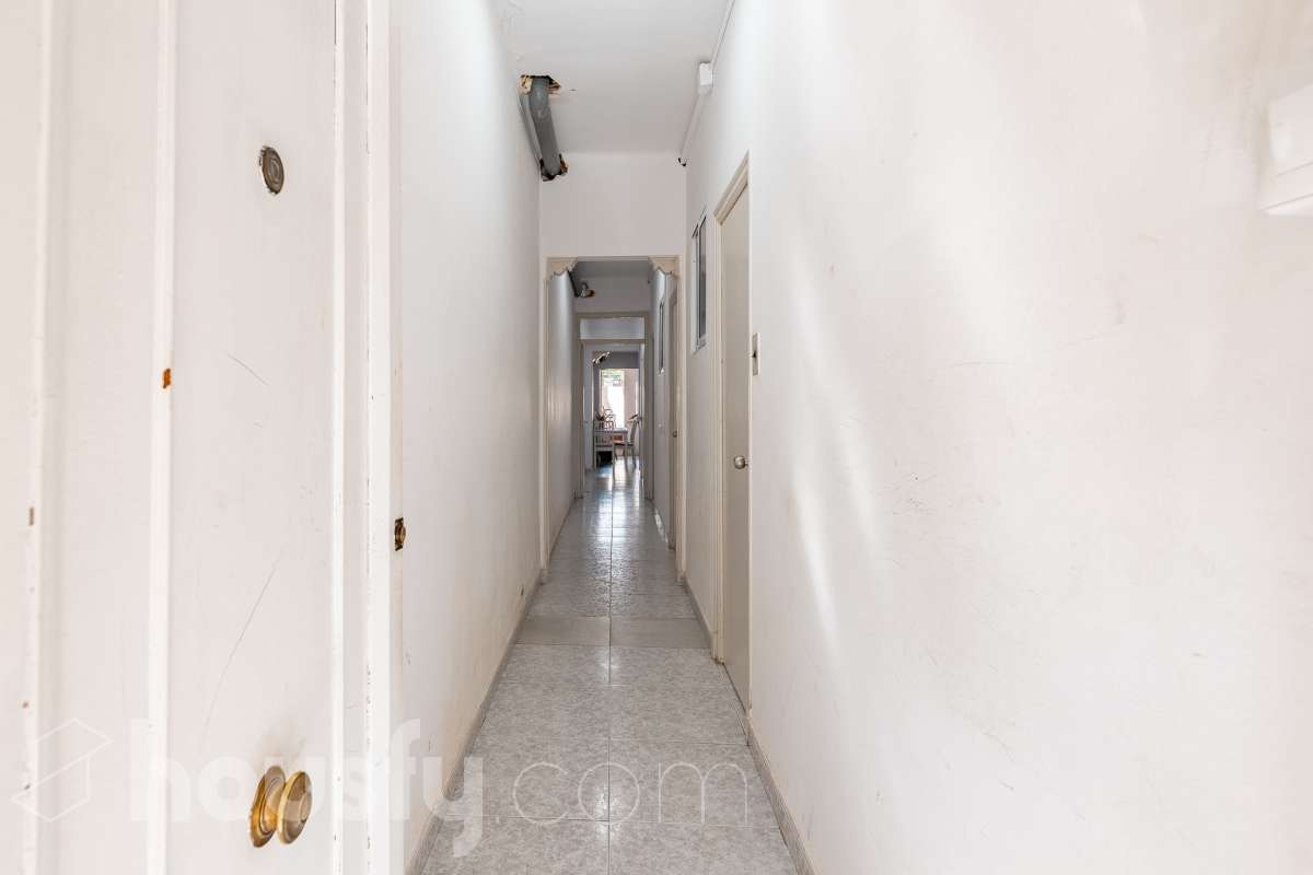 Amplia casa con infinitas posibilidades en el corazón de Sant Pere, Terrassa Housfy presenta esta magnífica vivienda situada en el emblemático barrio de Sant Pere, una de las zonas más valoradas y demandadas de Terrassa. Un hogar lleno de encanto y posibilidades, ideal tanto para familias numerosas como para quienes buscan una inversión con gran potencial. La casa está distribuida en dos viviendas comunicadas entre sí, lo que la convierte en una opción perfecta para dos familias, para combinar vivienda y espacio de trabajo o incluso para adaptarla a un proyecto de segregación por plantas. En la planta baja encontramos una cómoda distribución con 3 dormitorios, 2 baños completos y una agradable terraza de 20 m², un espacio ideal para disfrutar de reuniones al aire libre, comidas en familia o momentos de relax. La primera planta dispone de 2 dormitorios, 1 baño completamente reformado y una fantástica terraza de 25 m², perfecta para desconectar, crear una zona chill out o disfrutar del sol con total privacidad. La vivienda ofrece un sinfín de posibilidades gracias a su versatilidad: desde mantener la distribución actual para una gran familia, hasta segregar ambas plantas o incluso ampliar una planta adicional, convirtiéndola en una oportunidad excepcional tanto para vivir como para invertir. Cuenta con 169 m² útiles, verificados por la Dirección General del Catastro, y fue construida en 1930, conservando el carácter de las viviendas de época con el potencial de adaptarse a las necesidades actuales. Distribución Amplio salón-comedor. 5 dormitorios. 3 baños. Cocina equipada. Características Cédula de habitabilidad. Balcón. Dos amplias terrazas. Vivienda con múltiples opciones de distribución y ampliación. Ubicación Ubicada en una de las mejores zonas de Terrassa, esta vivienda disfruta de un entorno tranquilo y familiar, con todos los servicios al alcance: colegios, supermercados, farmacias, zonas verdes y excelentes conexiones mediante transporte público. Una ubicación que combina comodidad, calidad de vida y la cercanía a todo lo necesario para el día a día. Si buscas una casa espaciosa, versátil y con un enorme potencial para convertirla en el hogar de tus sueños o en una excelente inversión, esta propiedad es una oportunidad que merece la pena descubrir Aviso legal El precio de venta no incluye gastos de la compraventa como notaría, registro, impuestos, ni tampoco honorarios agencia. Esta publicación no es vinculante. Consulta siempre la nota simple con Housfy antes de formalizar la compraventa. Sobre nosotros Housfy es la plataforma integral de servicios inmobiliarios. Nuestra combinación de expertos y tecnología pone al alcance de todo el mundo servicios cómodos, claros y seguros. AICAT número: 7922. Nos encargamos de la gestión y asesoramiento de la compra. ¡Olvídate de todo! Hacemos los trámites por ti. Y, si además necesitas financiación, ponemos a tu disposición un bróker hipotecario para ayudarte a conseguir las mejores condiciones para tu perfil económico. ¿Quieres visitarla? Contacta con Housfy y agenda tu visita sin compromiso. Más información en: housfy.com En cumplimiento de la Ley 8/2026 en Cataluña, el certificado de presencia o ausencia de amianto se encuentra en proceso de tramitación.-31