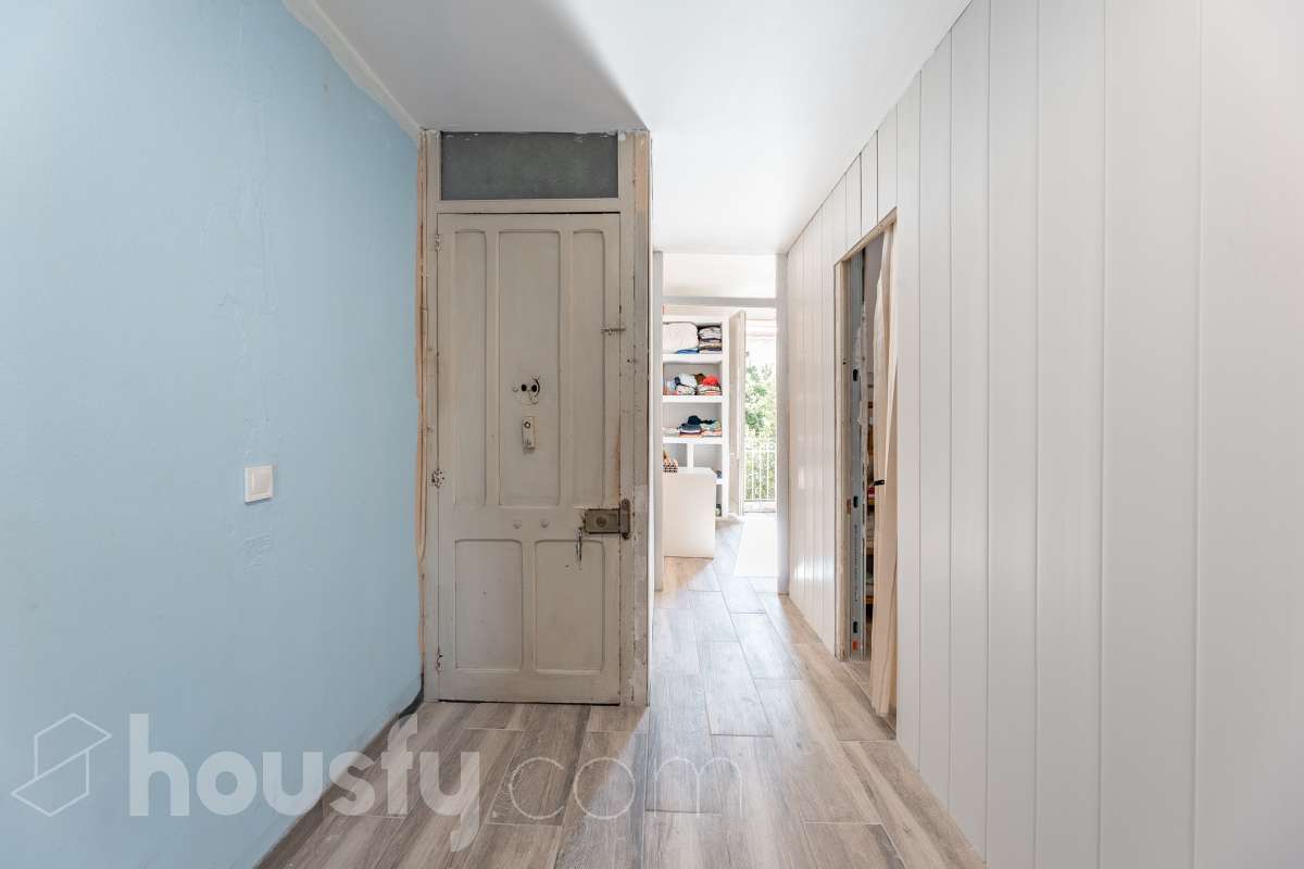 Amplia casa con infinitas posibilidades en el corazón de Sant Pere, Terrassa Housfy presenta esta magnífica vivienda situada en el emblemático barrio de Sant Pere, una de las zonas más valoradas y demandadas de Terrassa. Un hogar lleno de encanto y posibilidades, ideal tanto para familias numerosas como para quienes buscan una inversión con gran potencial. La casa está distribuida en dos viviendas comunicadas entre sí, lo que la convierte en una opción perfecta para dos familias, para combinar vivienda y espacio de trabajo o incluso para adaptarla a un proyecto de segregación por plantas. En la planta baja encontramos una cómoda distribución con 3 dormitorios, 2 baños completos y una agradable terraza de 20 m², un espacio ideal para disfrutar de reuniones al aire libre, comidas en familia o momentos de relax. La primera planta dispone de 2 dormitorios, 1 baño completamente reformado y una fantástica terraza de 25 m², perfecta para desconectar, crear una zona chill out o disfrutar del sol con total privacidad. La vivienda ofrece un sinfín de posibilidades gracias a su versatilidad: desde mantener la distribución actual para una gran familia, hasta segregar ambas plantas o incluso ampliar una planta adicional, convirtiéndola en una oportunidad excepcional tanto para vivir como para invertir. Cuenta con 169 m² útiles, verificados por la Dirección General del Catastro, y fue construida en 1930, conservando el carácter de las viviendas de época con el potencial de adaptarse a las necesidades actuales. Distribución Amplio salón-comedor. 5 dormitorios. 3 baños. Cocina equipada. Características Cédula de habitabilidad. Balcón. Dos amplias terrazas. Vivienda con múltiples opciones de distribución y ampliación. Ubicación Ubicada en una de las mejores zonas de Terrassa, esta vivienda disfruta de un entorno tranquilo y familiar, con todos los servicios al alcance: colegios, supermercados, farmacias, zonas verdes y excelentes conexiones mediante transporte público. Una ubicación que combina comodidad, calidad de vida y la cercanía a todo lo necesario para el día a día. Si buscas una casa espaciosa, versátil y con un enorme potencial para convertirla en el hogar de tus sueños o en una excelente inversión, esta propiedad es una oportunidad que merece la pena descubrir Aviso legal El precio de venta no incluye gastos de la compraventa como notaría, registro, impuestos, ni tampoco honorarios agencia. Esta publicación no es vinculante. Consulta siempre la nota simple con Housfy antes de formalizar la compraventa. Sobre nosotros Housfy es la plataforma integral de servicios inmobiliarios. Nuestra combinación de expertos y tecnología pone al alcance de todo el mundo servicios cómodos, claros y seguros. AICAT número: 7922. Nos encargamos de la gestión y asesoramiento de la compra. ¡Olvídate de todo! Hacemos los trámites por ti. Y, si además necesitas financiación, ponemos a tu disposición un bróker hipotecario para ayudarte a conseguir las mejores condiciones para tu perfil económico. ¿Quieres visitarla? Contacta con Housfy y agenda tu visita sin compromiso. Más información en: housfy.com En cumplimiento de la Ley 8/2026 en Cataluña, el certificado de presencia o ausencia de amianto se encuentra en proceso de tramitación.-10