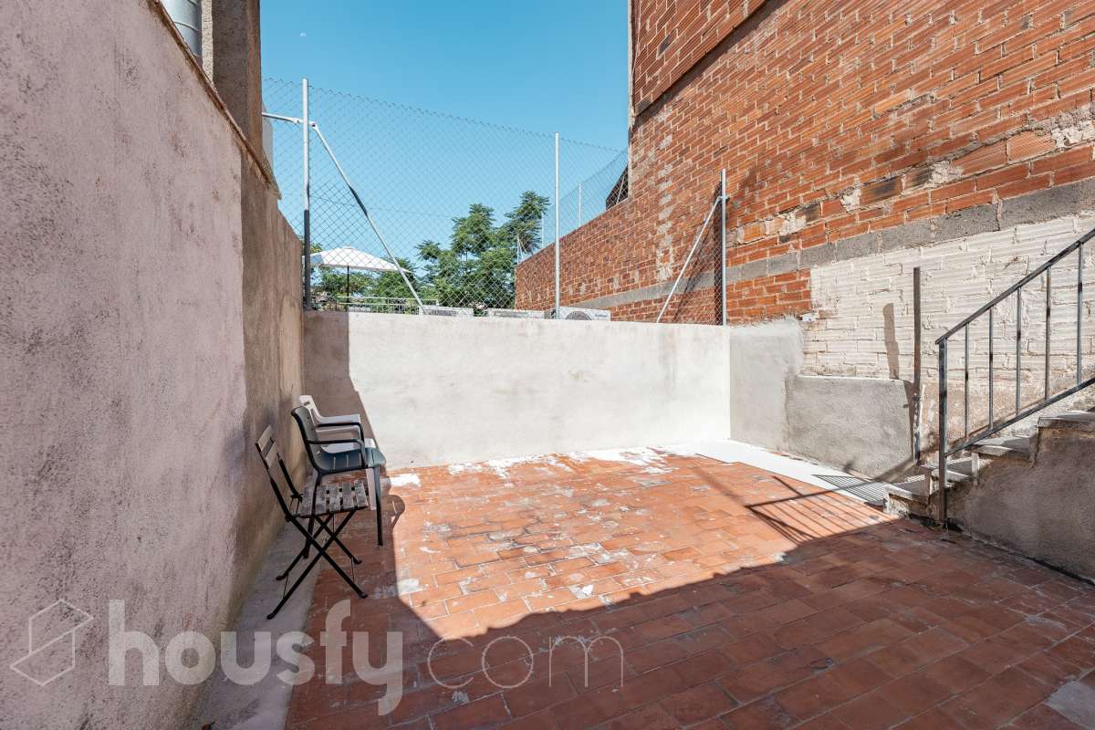 Amplia casa con infinitas posibilidades en el corazón de Sant Pere, Terrassa Housfy presenta esta magnífica vivienda situada en el emblemático barrio de Sant Pere, una de las zonas más valoradas y demandadas de Terrassa. Un hogar lleno de encanto y posibilidades, ideal tanto para familias numerosas como para quienes buscan una inversión con gran potencial. La casa está distribuida en dos viviendas comunicadas entre sí, lo que la convierte en una opción perfecta para dos familias, para combinar vivienda y espacio de trabajo o incluso para adaptarla a un proyecto de segregación por plantas. En la planta baja encontramos una cómoda distribución con 3 dormitorios, 2 baños completos y una agradable terraza de 20 m², un espacio ideal para disfrutar de reuniones al aire libre, comidas en familia o momentos de relax. La primera planta dispone de 2 dormitorios, 1 baño completamente reformado y una fantástica terraza de 25 m², perfecta para desconectar, crear una zona chill out o disfrutar del sol con total privacidad. La vivienda ofrece un sinfín de posibilidades gracias a su versatilidad: desde mantener la distribución actual para una gran familia, hasta segregar ambas plantas o incluso ampliar una planta adicional, convirtiéndola en una oportunidad excepcional tanto para vivir como para invertir. Cuenta con 169 m² útiles, verificados por la Dirección General del Catastro, y fue construida en 1930, conservando el carácter de las viviendas de época con el potencial de adaptarse a las necesidades actuales. Distribución Amplio salón-comedor. 5 dormitorios. 3 baños. Cocina equipada. Características Cédula de habitabilidad. Balcón. Dos amplias terrazas. Vivienda con múltiples opciones de distribución y ampliación. Ubicación Ubicada en una de las mejores zonas de Terrassa, esta vivienda disfruta de un entorno tranquilo y familiar, con todos los servicios al alcance: colegios, supermercados, farmacias, zonas verdes y excelentes conexiones mediante transporte público. Una ubicación que combina comodidad, calidad de vida y la cercanía a todo lo necesario para el día a día. Si buscas una casa espaciosa, versátil y con un enorme potencial para convertirla en el hogar de tus sueños o en una excelente inversión, esta propiedad es una oportunidad que merece la pena descubrir Aviso legal El precio de venta no incluye gastos de la compraventa como notaría, registro, impuestos, ni tampoco honorarios agencia. Esta publicación no es vinculante. Consulta siempre la nota simple con Housfy antes de formalizar la compraventa. Sobre nosotros Housfy es la plataforma integral de servicios inmobiliarios. Nuestra combinación de expertos y tecnología pone al alcance de todo el mundo servicios cómodos, claros y seguros. AICAT número: 7922. Nos encargamos de la gestión y asesoramiento de la compra. ¡Olvídate de todo! Hacemos los trámites por ti. Y, si además necesitas financiación, ponemos a tu disposición un bróker hipotecario para ayudarte a conseguir las mejores condiciones para tu perfil económico. ¿Quieres visitarla? Contacta con Housfy y agenda tu visita sin compromiso. Más información en: housfy.com En cumplimiento de la Ley 8/2026 en Cataluña, el certificado de presencia o ausencia de amianto se encuentra en proceso de tramitación.-15
