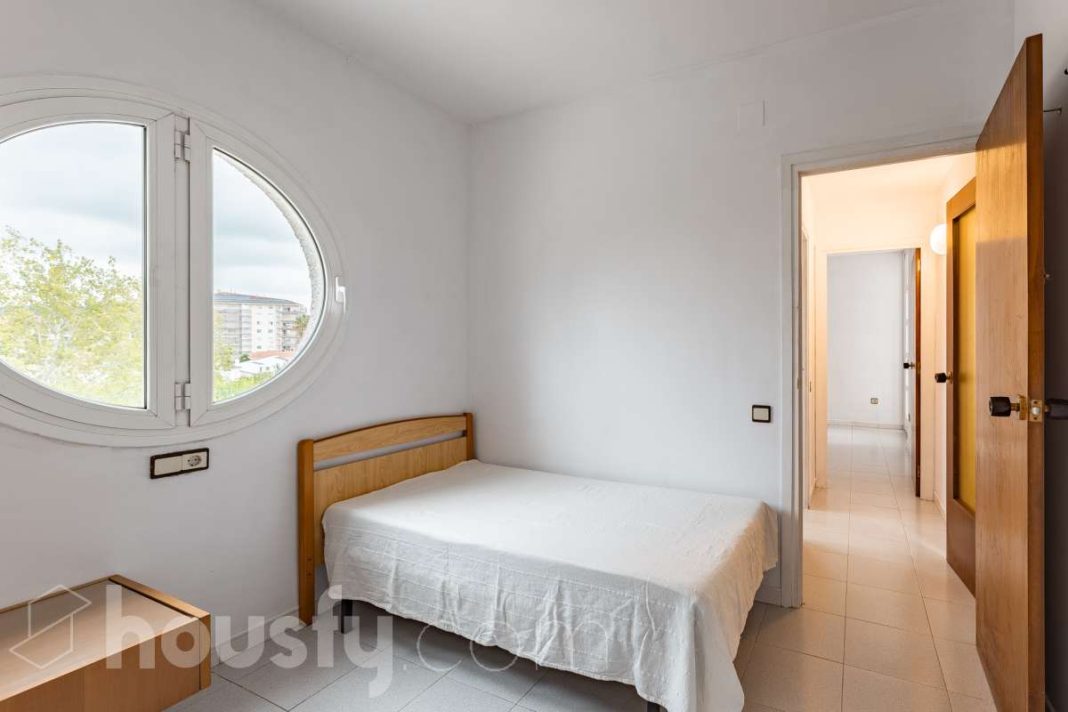 Housfy vende luminoso piso con vistas a la playa de Cunit, situado a tan solo 2 minutos a pie del mar. La vivienda ofrece una distribución cómoda y funcional. Dispone de dos dormitorios, un amplio salón-comedor, un baño completo, cocina independiente y un práctico lavadero. Uno de sus principales atractivos es su galería con vistas al mar, que además cuenta con acceso a un agradable balcón-terraza. Un espacio perfecto para disfrutar del aire libre, relajarse y contemplar las vistas a la playa de Cunit y al entorno. Además, la propiedad incluye plaza de garaje, un importante extra de comodidad, especialmente en una zona tan próxima a la playa. Su ubicación permite disfrutar de la playa, el paseo marítimo y todos los servicios de Cunit sin necesidad de utilizar el coche, convirtiéndola en una vivienda cómoda y práctica para el día a día. Una excelente oportunidad para quienes buscan un piso luminoso, con vistas al mar, espacios exteriores y una ubicación privilegiada junto a la playa. Zona y entorno Cunit destaca por sus playas, su ambiente tranquilo y familiar, sus servicios y su buena conexión con Barcelona y Tarragona, siendo una excelente opción tanto para vivir como para disfrutar de una segunda residencia junto al mar. Aviso legal El precio de venta no incluye gastos de la compraventa como notaría, registro, impuestos, ni tampoco honorarios agencia. Esta publicación no es vinculante. Consulta siempre la nota simple con Housfy antes de formalizar la compraventa. Sobre nosotros Housfy es la plataforma integral de servicios inmobiliarios. Nuestra combinación de expertos y tecnología pone al alcance de todo el mundo servicios cómodos, claros y seguros. AICAT número: 7922. Nos encargamos de la gestión y asesoramiento de la compra. Olvídate de todo. Hacemos los trámites por ti. Y, si además necesitas financiación, ponemos a tu disposición un bróker hipotecario para ayudarte a conseguir las mejores condiciones para tu perfil económico. ¿Quieres visitarla? Contacta con Housfy y agenda tu visita sin compromiso. Más información en: housfy.com-7