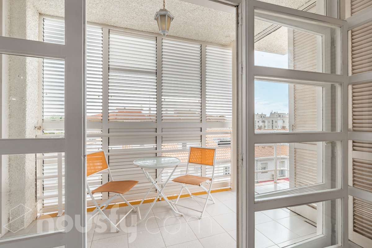 Housfy vende luminoso piso con vistas a la playa de Cunit, situado a tan solo 2 minutos a pie del mar. La vivienda ofrece una distribución cómoda y funcional. Dispone de dos dormitorios, un amplio salón-comedor, un baño completo, cocina independiente y un práctico lavadero. Uno de sus principales atractivos es su galería con vistas al mar, que además cuenta con acceso a un agradable balcón-terraza. Un espacio perfecto para disfrutar del aire libre, relajarse y contemplar las vistas a la playa de Cunit y al entorno. Además, la propiedad incluye plaza de garaje, un importante extra de comodidad, especialmente en una zona tan próxima a la playa. Su ubicación permite disfrutar de la playa, el paseo marítimo y todos los servicios de Cunit sin necesidad de utilizar el coche, convirtiéndola en una vivienda cómoda y práctica para el día a día. Una excelente oportunidad para quienes buscan un piso luminoso, con vistas al mar, espacios exteriores y una ubicación privilegiada junto a la playa. Zona y entorno Cunit destaca por sus playas, su ambiente tranquilo y familiar, sus servicios y su buena conexión con Barcelona y Tarragona, siendo una excelente opción tanto para vivir como para disfrutar de una segunda residencia junto al mar. Aviso legal El precio de venta no incluye gastos de la compraventa como notaría, registro, impuestos, ni tampoco honorarios agencia. Esta publicación no es vinculante. Consulta siempre la nota simple con Housfy antes de formalizar la compraventa. Sobre nosotros Housfy es la plataforma integral de servicios inmobiliarios. Nuestra combinación de expertos y tecnología pone al alcance de todo el mundo servicios cómodos, claros y seguros. AICAT número: 7922. Nos encargamos de la gestión y asesoramiento de la compra. Olvídate de todo. Hacemos los trámites por ti. Y, si además necesitas financiación, ponemos a tu disposición un bróker hipotecario para ayudarte a conseguir las mejores condiciones para tu perfil económico. ¿Quieres visitarla? Contacta con Housfy y agenda tu visita sin compromiso. Más información en: housfy.com-2
