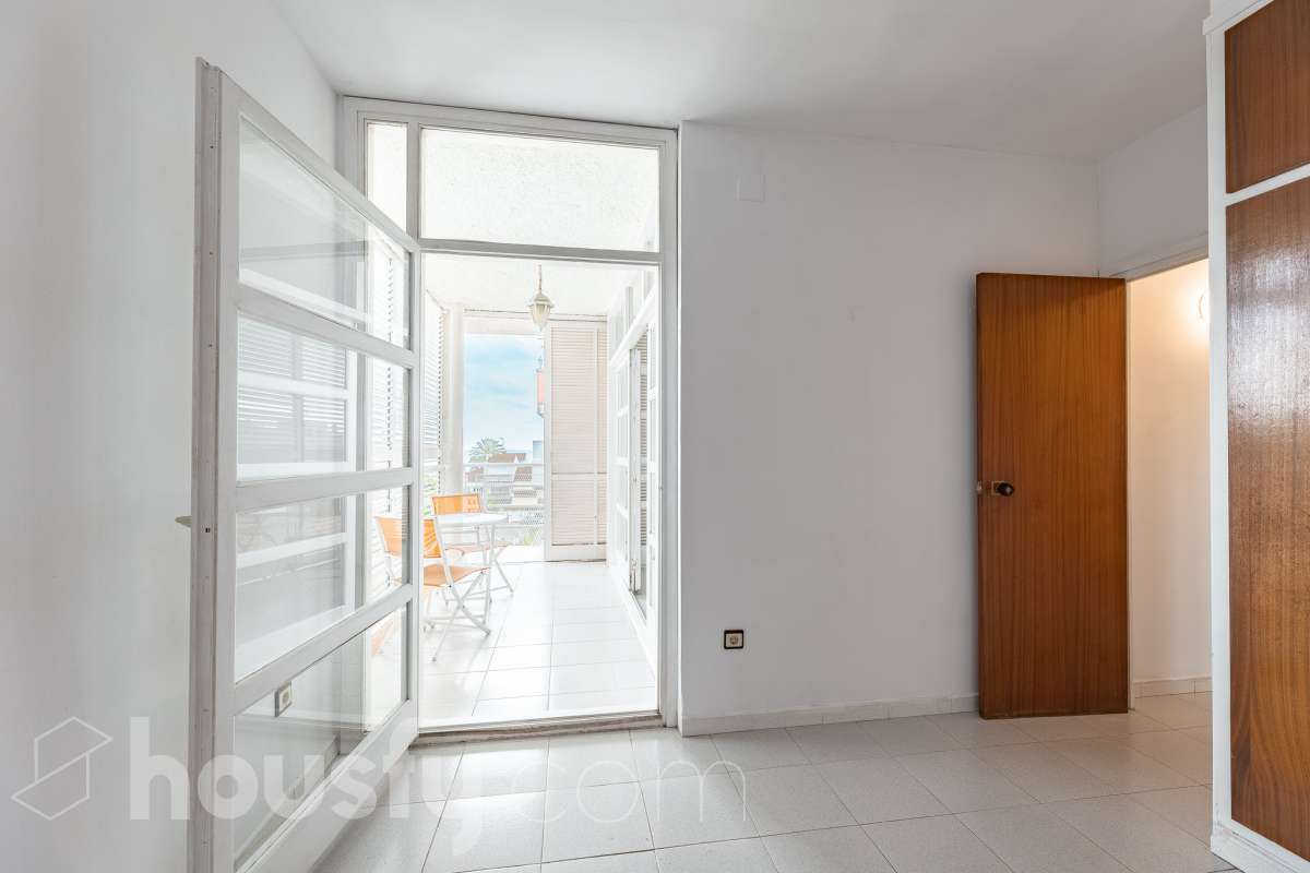 Housfy vende luminoso piso con vistas a la playa de Cunit, situado a tan solo 2 minutos a pie del mar. La vivienda ofrece una distribución cómoda y funcional. Dispone de dos dormitorios, un amplio salón-comedor, un baño completo, cocina independiente y un práctico lavadero. Uno de sus principales atractivos es su galería con vistas al mar, que además cuenta con acceso a un agradable balcón-terraza. Un espacio perfecto para disfrutar del aire libre, relajarse y contemplar las vistas a la playa de Cunit y al entorno. Además, la propiedad incluye plaza de garaje, un importante extra de comodidad, especialmente en una zona tan próxima a la playa. Su ubicación permite disfrutar de la playa, el paseo marítimo y todos los servicios de Cunit sin necesidad de utilizar el coche, convirtiéndola en una vivienda cómoda y práctica para el día a día. Una excelente oportunidad para quienes buscan un piso luminoso, con vistas al mar, espacios exteriores y una ubicación privilegiada junto a la playa. Zona y entorno Cunit destaca por sus playas, su ambiente tranquilo y familiar, sus servicios y su buena conexión con Barcelona y Tarragona, siendo una excelente opción tanto para vivir como para disfrutar de una segunda residencia junto al mar. Aviso legal El precio de venta no incluye gastos de la compraventa como notaría, registro, impuestos, ni tampoco honorarios agencia. Esta publicación no es vinculante. Consulta siempre la nota simple con Housfy antes de formalizar la compraventa. Sobre nosotros Housfy es la plataforma integral de servicios inmobiliarios. Nuestra combinación de expertos y tecnología pone al alcance de todo el mundo servicios cómodos, claros y seguros. AICAT número: 7922. Nos encargamos de la gestión y asesoramiento de la compra. Olvídate de todo. Hacemos los trámites por ti. Y, si además necesitas financiación, ponemos a tu disposición un bróker hipotecario para ayudarte a conseguir las mejores condiciones para tu perfil económico. ¿Quieres visitarla? Contacta con Housfy y agenda tu visita sin compromiso. Más información en: housfy.com-10