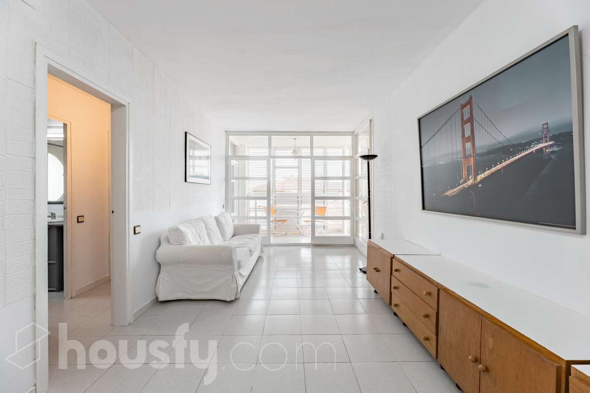 Housfy vende luminoso piso con vistas a la playa de Cunit, situado a tan solo 2 minutos a pie del mar. La vivienda ofrece una distribución cómoda y funcional. Dispone de dos dormitorios, un amplio salón-comedor, un baño completo, cocina independiente y un práctico lavadero. Uno de sus principales atractivos es su galería con vistas al mar, que además cuenta con acceso a un agradable balcón-terraza. Un espacio perfecto para disfrutar del aire libre, relajarse y contemplar las vistas a la playa de Cunit y al entorno. Además, la propiedad incluye plaza de garaje, un importante extra de comodidad, especialmente en una zona tan próxima a la playa. Su ubicación permite disfrutar de la playa, el paseo marítimo y todos los servicios de Cunit sin necesidad de utilizar el coche, convirtiéndola en una vivienda cómoda y práctica para el día a día. Una excelente oportunidad para quienes buscan un piso luminoso, con vistas al mar, espacios exteriores y una ubicación privilegiada junto a la playa. Zona y entorno Cunit destaca por sus playas, su ambiente tranquilo y familiar, sus servicios y su buena conexión con Barcelona y Tarragona, siendo una excelente opción tanto para vivir como para disfrutar de una segunda residencia junto al mar. Aviso legal El precio de venta no incluye gastos de la compraventa como notaría, registro, impuestos, ni tampoco honorarios agencia. Esta publicación no es vinculante. Consulta siempre la nota simple con Housfy antes de formalizar la compraventa. Sobre nosotros Housfy es la plataforma integral de servicios inmobiliarios. Nuestra combinación de expertos y tecnología pone al alcance de todo el mundo servicios cómodos, claros y seguros. AICAT número: 7922. Nos encargamos de la gestión y asesoramiento de la compra. Olvídate de todo. Hacemos los trámites por ti. Y, si además necesitas financiación, ponemos a tu disposición un bróker hipotecario para ayudarte a conseguir las mejores condiciones para tu perfil económico. ¿Quieres visitarla? Contacta con Housfy y agenda tu visita sin compromiso. Más información en: housfy.com-5