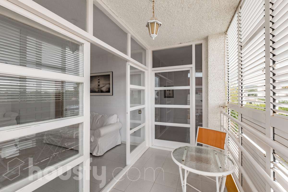 Housfy vende luminoso piso con vistas a la playa de Cunit, situado a tan solo 2 minutos a pie del mar. La vivienda ofrece una distribución cómoda y funcional. Dispone de dos dormitorios, un amplio salón-comedor, un baño completo, cocina independiente y un práctico lavadero. Uno de sus principales atractivos es su galería con vistas al mar, que además cuenta con acceso a un agradable balcón-terraza. Un espacio perfecto para disfrutar del aire libre, relajarse y contemplar las vistas a la playa de Cunit y al entorno. Además, la propiedad incluye plaza de garaje, un importante extra de comodidad, especialmente en una zona tan próxima a la playa. Su ubicación permite disfrutar de la playa, el paseo marítimo y todos los servicios de Cunit sin necesidad de utilizar el coche, convirtiéndola en una vivienda cómoda y práctica para el día a día. Una excelente oportunidad para quienes buscan un piso luminoso, con vistas al mar, espacios exteriores y una ubicación privilegiada junto a la playa. Zona y entorno Cunit destaca por sus playas, su ambiente tranquilo y familiar, sus servicios y su buena conexión con Barcelona y Tarragona, siendo una excelente opción tanto para vivir como para disfrutar de una segunda residencia junto al mar. Aviso legal El precio de venta no incluye gastos de la compraventa como notaría, registro, impuestos, ni tampoco honorarios agencia. Esta publicación no es vinculante. Consulta siempre la nota simple con Housfy antes de formalizar la compraventa. Sobre nosotros Housfy es la plataforma integral de servicios inmobiliarios. Nuestra combinación de expertos y tecnología pone al alcance de todo el mundo servicios cómodos, claros y seguros. AICAT número: 7922. Nos encargamos de la gestión y asesoramiento de la compra. Olvídate de todo. Hacemos los trámites por ti. Y, si además necesitas financiación, ponemos a tu disposición un bróker hipotecario para ayudarte a conseguir las mejores condiciones para tu perfil económico. ¿Quieres visitarla? Contacta con Housfy y agenda tu visita sin compromiso. Más información en: housfy.com-3