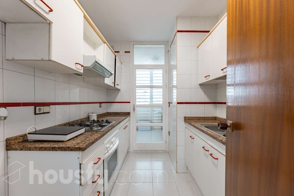 Housfy vende luminoso piso con vistas a la playa de Cunit, situado a tan solo 2 minutos a pie del mar. La vivienda ofrece una distribución cómoda y funcional. Dispone de dos dormitorios, un amplio salón-comedor, un baño completo, cocina independiente y un práctico lavadero. Uno de sus principales atractivos es su galería con vistas al mar, que además cuenta con acceso a un agradable balcón-terraza. Un espacio perfecto para disfrutar del aire libre, relajarse y contemplar las vistas a la playa de Cunit y al entorno. Además, la propiedad incluye plaza de garaje, un importante extra de comodidad, especialmente en una zona tan próxima a la playa. Su ubicación permite disfrutar de la playa, el paseo marítimo y todos los servicios de Cunit sin necesidad de utilizar el coche, convirtiéndola en una vivienda cómoda y práctica para el día a día. Una excelente oportunidad para quienes buscan un piso luminoso, con vistas al mar, espacios exteriores y una ubicación privilegiada junto a la playa. Zona y entorno Cunit destaca por sus playas, su ambiente tranquilo y familiar, sus servicios y su buena conexión con Barcelona y Tarragona, siendo una excelente opción tanto para vivir como para disfrutar de una segunda residencia junto al mar. Aviso legal El precio de venta no incluye gastos de la compraventa como notaría, registro, impuestos, ni tampoco honorarios agencia. Esta publicación no es vinculante. Consulta siempre la nota simple con Housfy antes de formalizar la compraventa. Sobre nosotros Housfy es la plataforma integral de servicios inmobiliarios. Nuestra combinación de expertos y tecnología pone al alcance de todo el mundo servicios cómodos, claros y seguros. AICAT número: 7922. Nos encargamos de la gestión y asesoramiento de la compra. Olvídate de todo. Hacemos los trámites por ti. Y, si además necesitas financiación, ponemos a tu disposición un bróker hipotecario para ayudarte a conseguir las mejores condiciones para tu perfil económico. ¿Quieres visitarla? Contacta con Housfy y agenda tu visita sin compromiso. Más información en: housfy.com-15