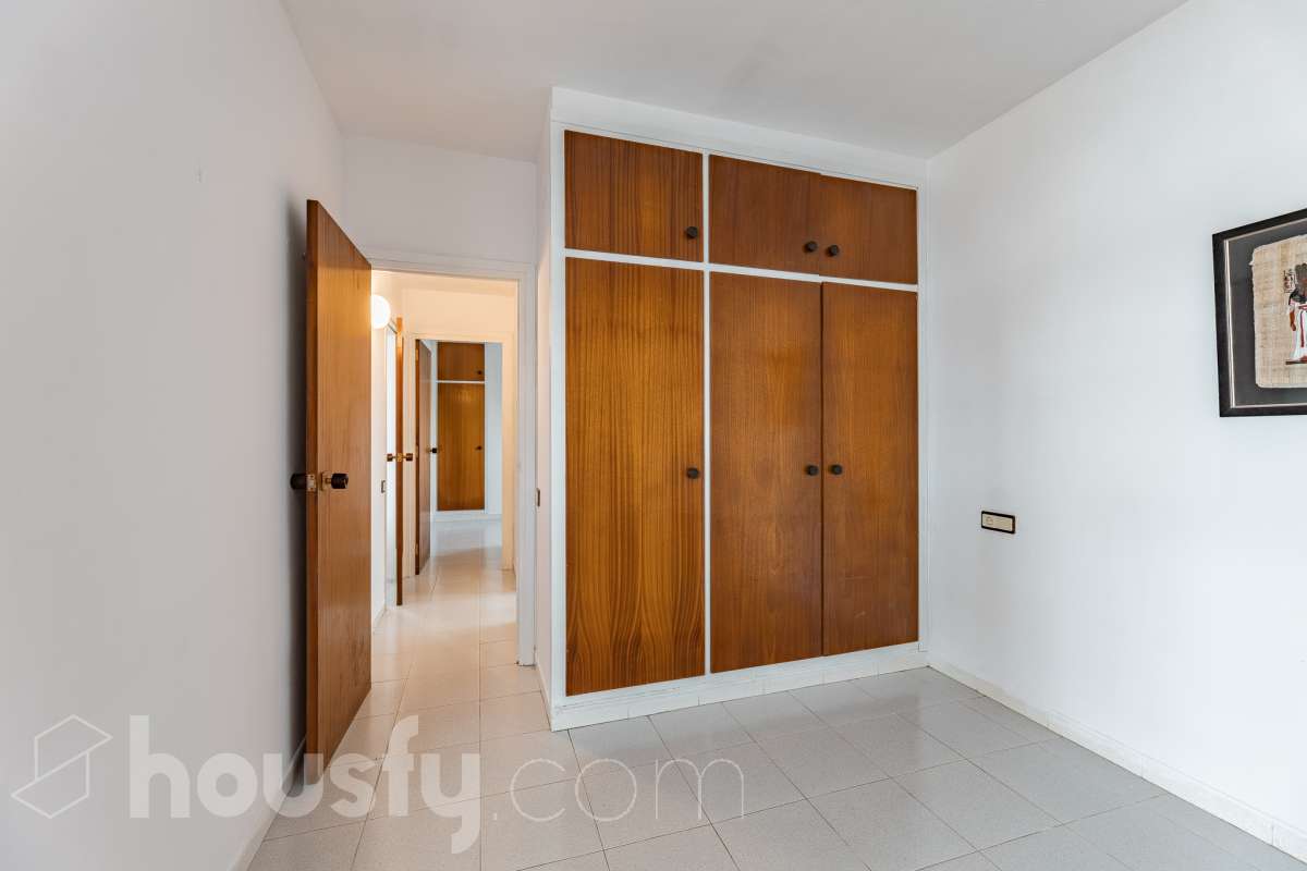 Housfy vende luminoso piso con vistas a la playa de Cunit, situado a tan solo 2 minutos a pie del mar. La vivienda ofrece una distribución cómoda y funcional. Dispone de dos dormitorios, un amplio salón-comedor, un baño completo, cocina independiente y un práctico lavadero. Uno de sus principales atractivos es su galería con vistas al mar, que además cuenta con acceso a un agradable balcón-terraza. Un espacio perfecto para disfrutar del aire libre, relajarse y contemplar las vistas a la playa de Cunit y al entorno. Además, la propiedad incluye plaza de garaje, un importante extra de comodidad, especialmente en una zona tan próxima a la playa. Su ubicación permite disfrutar de la playa, el paseo marítimo y todos los servicios de Cunit sin necesidad de utilizar el coche, convirtiéndola en una vivienda cómoda y práctica para el día a día. Una excelente oportunidad para quienes buscan un piso luminoso, con vistas al mar, espacios exteriores y una ubicación privilegiada junto a la playa. Zona y entorno Cunit destaca por sus playas, su ambiente tranquilo y familiar, sus servicios y su buena conexión con Barcelona y Tarragona, siendo una excelente opción tanto para vivir como para disfrutar de una segunda residencia junto al mar. Aviso legal El precio de venta no incluye gastos de la compraventa como notaría, registro, impuestos, ni tampoco honorarios agencia. Esta publicación no es vinculante. Consulta siempre la nota simple con Housfy antes de formalizar la compraventa. Sobre nosotros Housfy es la plataforma integral de servicios inmobiliarios. Nuestra combinación de expertos y tecnología pone al alcance de todo el mundo servicios cómodos, claros y seguros. AICAT número: 7922. Nos encargamos de la gestión y asesoramiento de la compra. Olvídate de todo. Hacemos los trámites por ti. Y, si además necesitas financiación, ponemos a tu disposición un bróker hipotecario para ayudarte a conseguir las mejores condiciones para tu perfil económico. ¿Quieres visitarla? Contacta con Housfy y agenda tu visita sin compromiso. Más información en: housfy.com-11