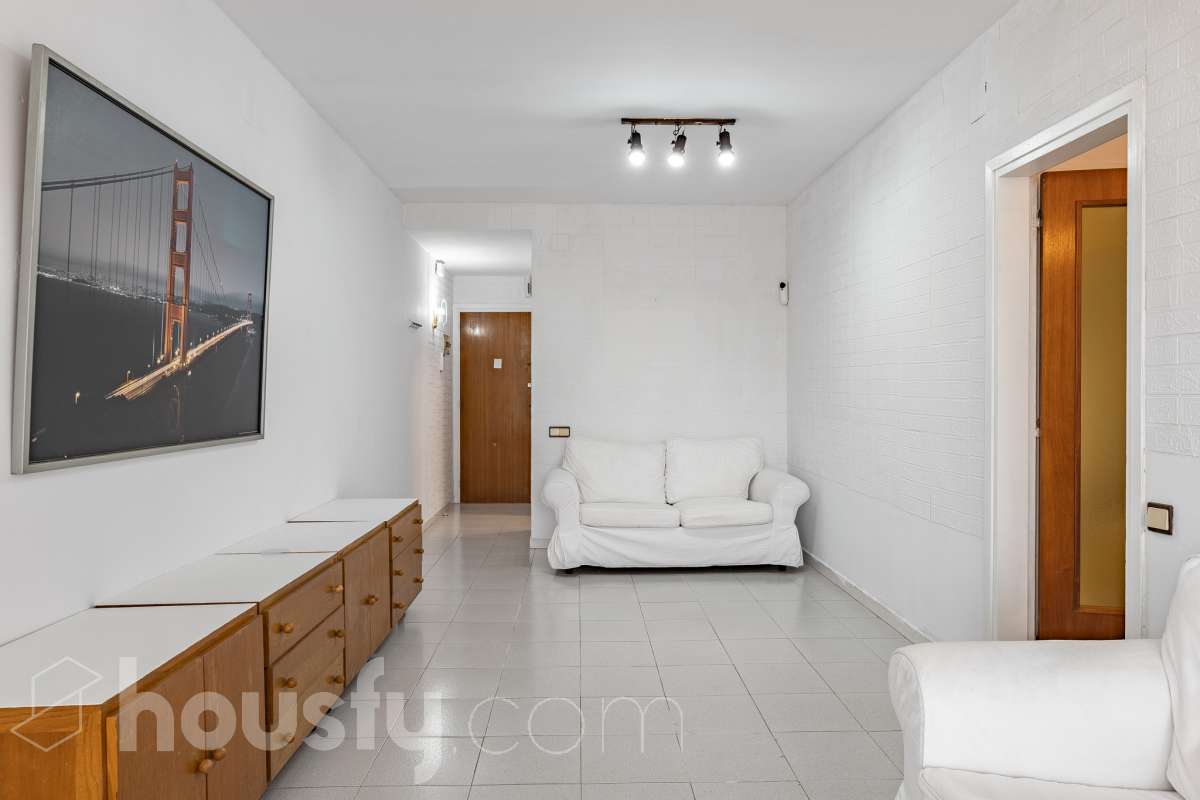 Housfy vende luminoso piso con vistas a la playa de Cunit, situado a tan solo 2 minutos a pie del mar. La vivienda ofrece una distribución cómoda y funcional. Dispone de dos dormitorios, un amplio salón-comedor, un baño completo, cocina independiente y un práctico lavadero. Uno de sus principales atractivos es su galería con vistas al mar, que además cuenta con acceso a un agradable balcón-terraza. Un espacio perfecto para disfrutar del aire libre, relajarse y contemplar las vistas a la playa de Cunit y al entorno. Además, la propiedad incluye plaza de garaje, un importante extra de comodidad, especialmente en una zona tan próxima a la playa. Su ubicación permite disfrutar de la playa, el paseo marítimo y todos los servicios de Cunit sin necesidad de utilizar el coche, convirtiéndola en una vivienda cómoda y práctica para el día a día. Una excelente oportunidad para quienes buscan un piso luminoso, con vistas al mar, espacios exteriores y una ubicación privilegiada junto a la playa. Zona y entorno Cunit destaca por sus playas, su ambiente tranquilo y familiar, sus servicios y su buena conexión con Barcelona y Tarragona, siendo una excelente opción tanto para vivir como para disfrutar de una segunda residencia junto al mar. Aviso legal El precio de venta no incluye gastos de la compraventa como notaría, registro, impuestos, ni tampoco honorarios agencia. Esta publicación no es vinculante. Consulta siempre la nota simple con Housfy antes de formalizar la compraventa. Sobre nosotros Housfy es la plataforma integral de servicios inmobiliarios. Nuestra combinación de expertos y tecnología pone al alcance de todo el mundo servicios cómodos, claros y seguros. AICAT número: 7922. Nos encargamos de la gestión y asesoramiento de la compra. Olvídate de todo. Hacemos los trámites por ti. Y, si además necesitas financiación, ponemos a tu disposición un bróker hipotecario para ayudarte a conseguir las mejores condiciones para tu perfil económico. ¿Quieres visitarla? Contacta con Housfy y agenda tu visita sin compromiso. Más información en: housfy.com-6