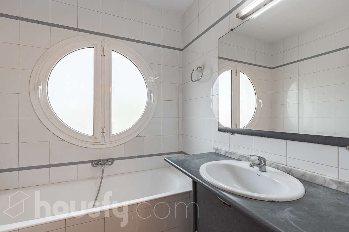 Housfy vende luminoso piso con vistas a la playa de Cunit, situado a tan solo 2 minutos a pie del mar. La vivienda ofrece una distribución cómoda y funcional. Dispone de dos dormitorios, un amplio salón-comedor, un baño completo, cocina independiente y un práctico lavadero. Uno de sus principales atractivos es su galería con vistas al mar, que además cuenta con acceso a un agradable balcón-terraza. Un espacio perfecto para disfrutar del aire libre, relajarse y contemplar las vistas a la playa de Cunit y al entorno. Además, la propiedad incluye plaza de garaje, un importante extra de comodidad, especialmente en una zona tan próxima a la playa. Su ubicación permite disfrutar de la playa, el paseo marítimo y todos los servicios de Cunit sin necesidad de utilizar el coche, convirtiéndola en una vivienda cómoda y práctica para el día a día. Una excelente oportunidad para quienes buscan un piso luminoso, con vistas al mar, espacios exteriores y una ubicación privilegiada junto a la playa. Zona y entorno Cunit destaca por sus playas, su ambiente tranquilo y familiar, sus servicios y su buena conexión con Barcelona y Tarragona, siendo una excelente opción tanto para vivir como para disfrutar de una segunda residencia junto al mar. Aviso legal El precio de venta no incluye gastos de la compraventa como notaría, registro, impuestos, ni tampoco honorarios agencia. Esta publicación no es vinculante. Consulta siempre la nota simple con Housfy antes de formalizar la compraventa. Sobre nosotros Housfy es la plataforma integral de servicios inmobiliarios. Nuestra combinación de expertos y tecnología pone al alcance de todo el mundo servicios cómodos, claros y seguros. AICAT número: 7922. Nos encargamos de la gestión y asesoramiento de la compra. Olvídate de todo. Hacemos los trámites por ti. Y, si además necesitas financiación, ponemos a tu disposición un bróker hipotecario para ayudarte a conseguir las mejores condiciones para tu perfil económico. ¿Quieres visitarla? Contacta con Housfy y agenda tu visita sin compromiso. Más información en: housfy.com-12