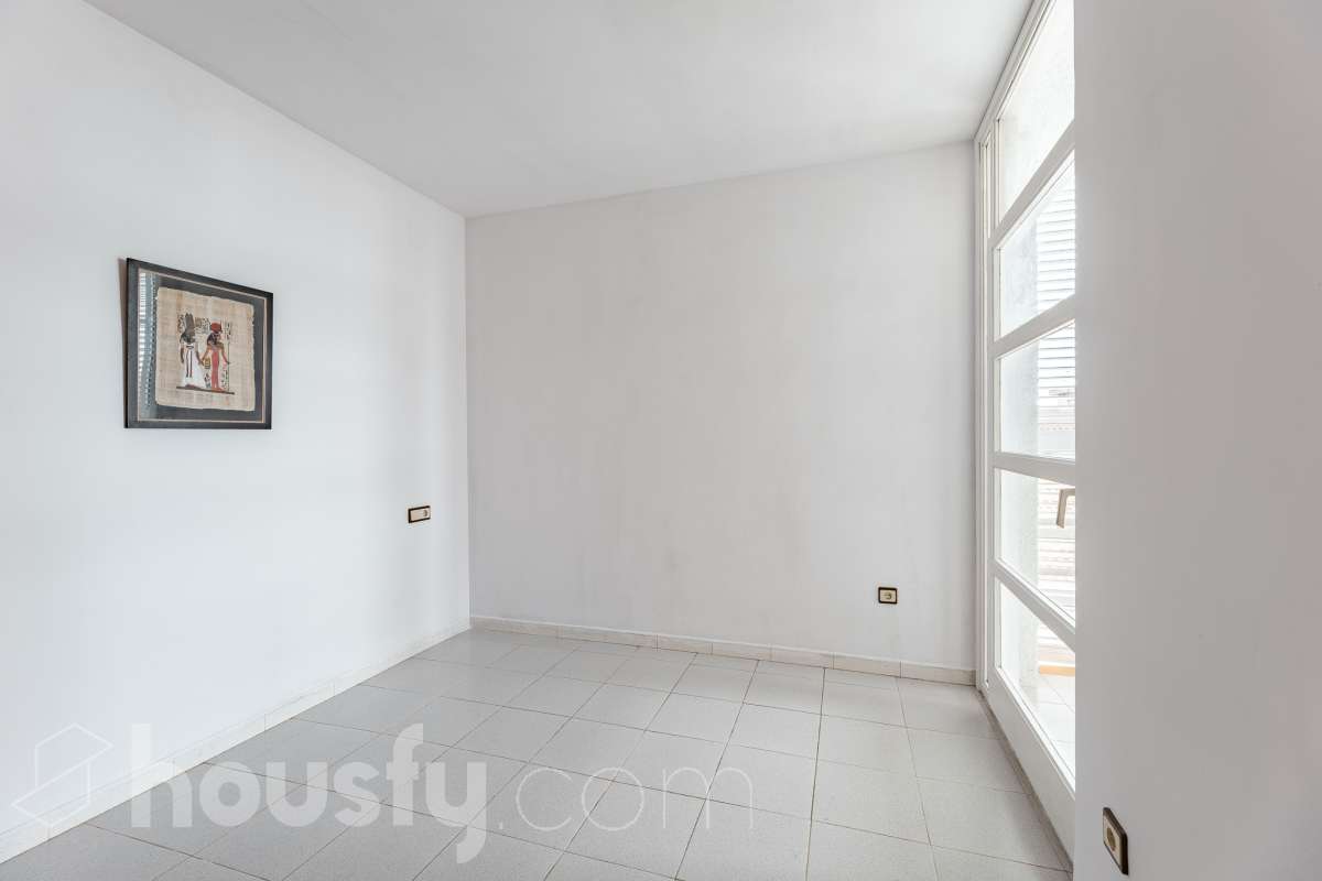 Housfy vende luminoso piso con vistas a la playa de Cunit, situado a tan solo 2 minutos a pie del mar. La vivienda ofrece una distribución cómoda y funcional. Dispone de dos dormitorios, un amplio salón-comedor, un baño completo, cocina independiente y un práctico lavadero. Uno de sus principales atractivos es su galería con vistas al mar, que además cuenta con acceso a un agradable balcón-terraza. Un espacio perfecto para disfrutar del aire libre, relajarse y contemplar las vistas a la playa de Cunit y al entorno. Además, la propiedad incluye plaza de garaje, un importante extra de comodidad, especialmente en una zona tan próxima a la playa. Su ubicación permite disfrutar de la playa, el paseo marítimo y todos los servicios de Cunit sin necesidad de utilizar el coche, convirtiéndola en una vivienda cómoda y práctica para el día a día. Una excelente oportunidad para quienes buscan un piso luminoso, con vistas al mar, espacios exteriores y una ubicación privilegiada junto a la playa. Zona y entorno Cunit destaca por sus playas, su ambiente tranquilo y familiar, sus servicios y su buena conexión con Barcelona y Tarragona, siendo una excelente opción tanto para vivir como para disfrutar de una segunda residencia junto al mar. Aviso legal El precio de venta no incluye gastos de la compraventa como notaría, registro, impuestos, ni tampoco honorarios agencia. Esta publicación no es vinculante. Consulta siempre la nota simple con Housfy antes de formalizar la compraventa. Sobre nosotros Housfy es la plataforma integral de servicios inmobiliarios. Nuestra combinación de expertos y tecnología pone al alcance de todo el mundo servicios cómodos, claros y seguros. AICAT número: 7922. Nos encargamos de la gestión y asesoramiento de la compra. Olvídate de todo. Hacemos los trámites por ti. Y, si además necesitas financiación, ponemos a tu disposición un bróker hipotecario para ayudarte a conseguir las mejores condiciones para tu perfil económico. ¿Quieres visitarla? Contacta con Housfy y agenda tu visita sin compromiso. Más información en: housfy.com-9