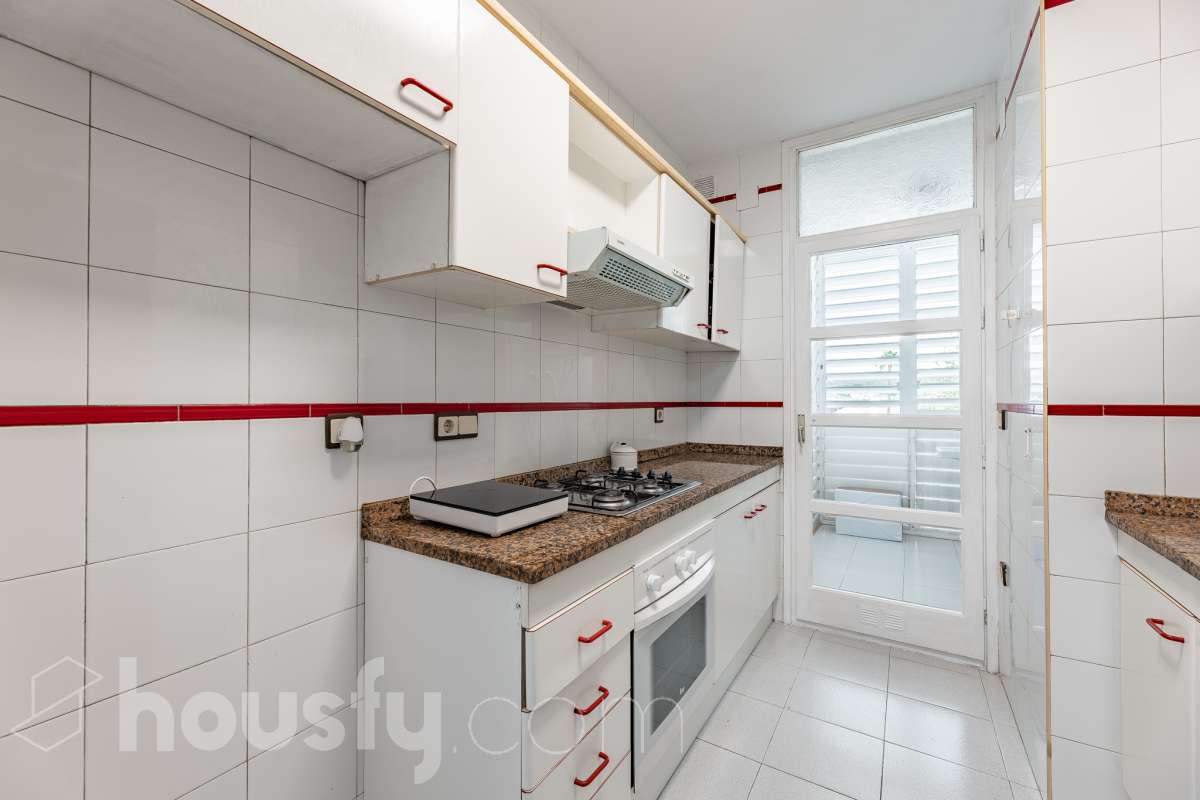Housfy vende luminoso piso con vistas a la playa de Cunit, situado a tan solo 2 minutos a pie del mar. La vivienda ofrece una distribución cómoda y funcional. Dispone de dos dormitorios, un amplio salón-comedor, un baño completo, cocina independiente y un práctico lavadero. Uno de sus principales atractivos es su galería con vistas al mar, que además cuenta con acceso a un agradable balcón-terraza. Un espacio perfecto para disfrutar del aire libre, relajarse y contemplar las vistas a la playa de Cunit y al entorno. Además, la propiedad incluye plaza de garaje, un importante extra de comodidad, especialmente en una zona tan próxima a la playa. Su ubicación permite disfrutar de la playa, el paseo marítimo y todos los servicios de Cunit sin necesidad de utilizar el coche, convirtiéndola en una vivienda cómoda y práctica para el día a día. Una excelente oportunidad para quienes buscan un piso luminoso, con vistas al mar, espacios exteriores y una ubicación privilegiada junto a la playa. Zona y entorno Cunit destaca por sus playas, su ambiente tranquilo y familiar, sus servicios y su buena conexión con Barcelona y Tarragona, siendo una excelente opción tanto para vivir como para disfrutar de una segunda residencia junto al mar. Aviso legal El precio de venta no incluye gastos de la compraventa como notaría, registro, impuestos, ni tampoco honorarios agencia. Esta publicación no es vinculante. Consulta siempre la nota simple con Housfy antes de formalizar la compraventa. Sobre nosotros Housfy es la plataforma integral de servicios inmobiliarios. Nuestra combinación de expertos y tecnología pone al alcance de todo el mundo servicios cómodos, claros y seguros. AICAT número: 7922. Nos encargamos de la gestión y asesoramiento de la compra. Olvídate de todo. Hacemos los trámites por ti. Y, si además necesitas financiación, ponemos a tu disposición un bróker hipotecario para ayudarte a conseguir las mejores condiciones para tu perfil económico. ¿Quieres visitarla? Contacta con Housfy y agenda tu visita sin compromiso. Más información en: housfy.com-14
