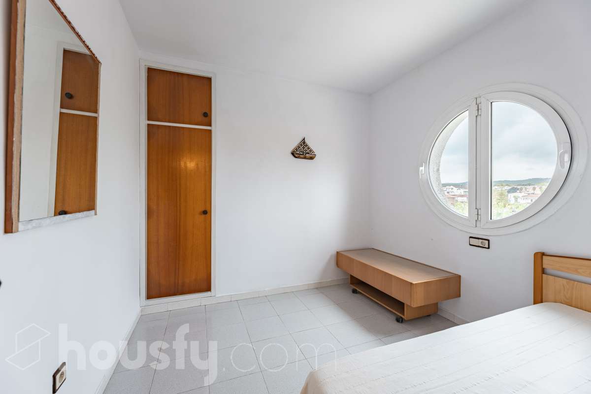 Housfy vende luminoso piso con vistas a la playa de Cunit, situado a tan solo 2 minutos a pie del mar. La vivienda ofrece una distribución cómoda y funcional. Dispone de dos dormitorios, un amplio salón-comedor, un baño completo, cocina independiente y un práctico lavadero. Uno de sus principales atractivos es su galería con vistas al mar, que además cuenta con acceso a un agradable balcón-terraza. Un espacio perfecto para disfrutar del aire libre, relajarse y contemplar las vistas a la playa de Cunit y al entorno. Además, la propiedad incluye plaza de garaje, un importante extra de comodidad, especialmente en una zona tan próxima a la playa. Su ubicación permite disfrutar de la playa, el paseo marítimo y todos los servicios de Cunit sin necesidad de utilizar el coche, convirtiéndola en una vivienda cómoda y práctica para el día a día. Una excelente oportunidad para quienes buscan un piso luminoso, con vistas al mar, espacios exteriores y una ubicación privilegiada junto a la playa. Zona y entorno Cunit destaca por sus playas, su ambiente tranquilo y familiar, sus servicios y su buena conexión con Barcelona y Tarragona, siendo una excelente opción tanto para vivir como para disfrutar de una segunda residencia junto al mar. Aviso legal El precio de venta no incluye gastos de la compraventa como notaría, registro, impuestos, ni tampoco honorarios agencia. Esta publicación no es vinculante. Consulta siempre la nota simple con Housfy antes de formalizar la compraventa. Sobre nosotros Housfy es la plataforma integral de servicios inmobiliarios. Nuestra combinación de expertos y tecnología pone al alcance de todo el mundo servicios cómodos, claros y seguros. AICAT número: 7922. Nos encargamos de la gestión y asesoramiento de la compra. Olvídate de todo. Hacemos los trámites por ti. Y, si además necesitas financiación, ponemos a tu disposición un bróker hipotecario para ayudarte a conseguir las mejores condiciones para tu perfil económico. ¿Quieres visitarla? Contacta con Housfy y agenda tu visita sin compromiso. Más información en: housfy.com-8