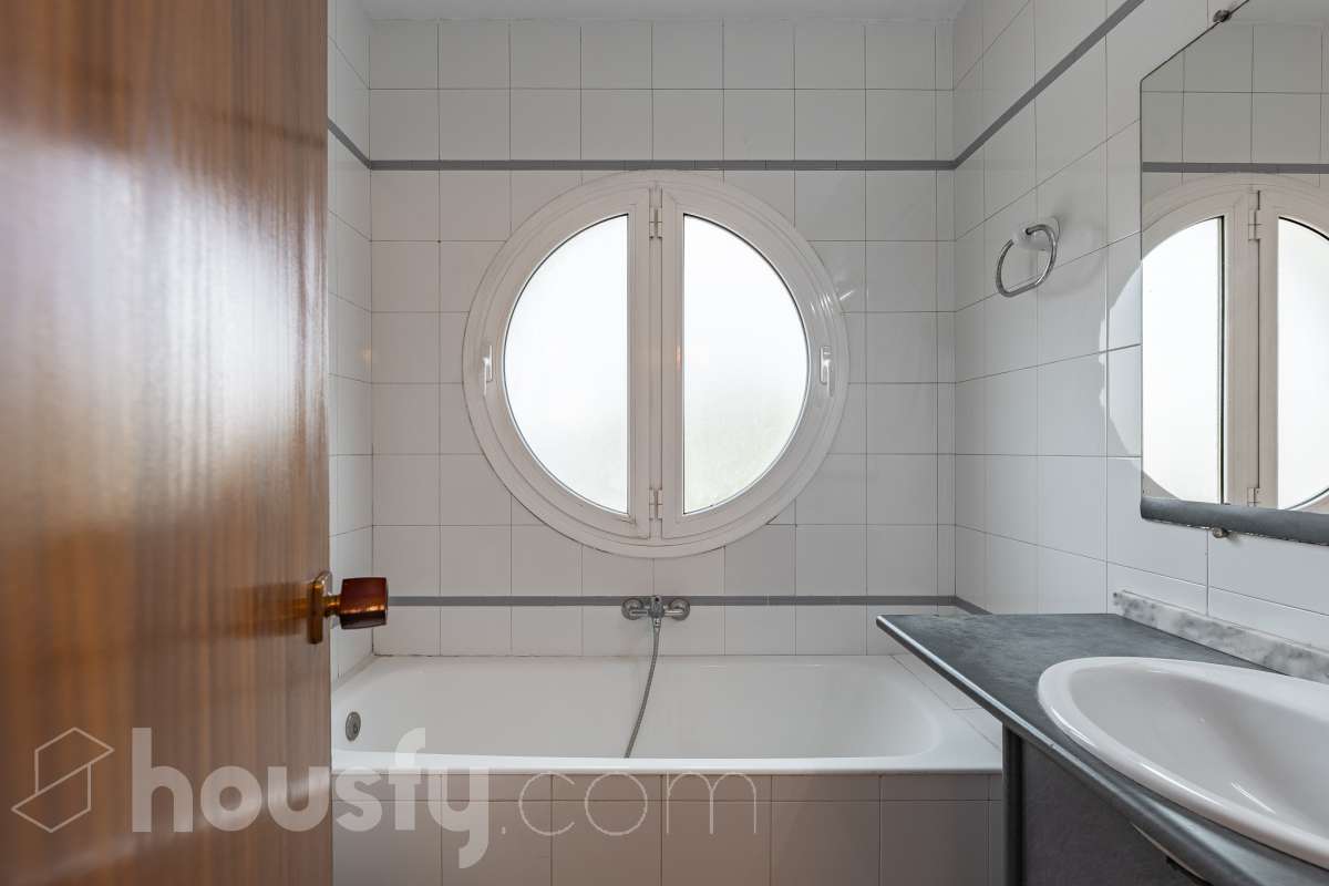 Housfy vende luminoso piso con vistas a la playa de Cunit, situado a tan solo 2 minutos a pie del mar. La vivienda ofrece una distribución cómoda y funcional. Dispone de dos dormitorios, un amplio salón-comedor, un baño completo, cocina independiente y un práctico lavadero. Uno de sus principales atractivos es su galería con vistas al mar, que además cuenta con acceso a un agradable balcón-terraza. Un espacio perfecto para disfrutar del aire libre, relajarse y contemplar las vistas a la playa de Cunit y al entorno. Además, la propiedad incluye plaza de garaje, un importante extra de comodidad, especialmente en una zona tan próxima a la playa. Su ubicación permite disfrutar de la playa, el paseo marítimo y todos los servicios de Cunit sin necesidad de utilizar el coche, convirtiéndola en una vivienda cómoda y práctica para el día a día. Una excelente oportunidad para quienes buscan un piso luminoso, con vistas al mar, espacios exteriores y una ubicación privilegiada junto a la playa. Zona y entorno Cunit destaca por sus playas, su ambiente tranquilo y familiar, sus servicios y su buena conexión con Barcelona y Tarragona, siendo una excelente opción tanto para vivir como para disfrutar de una segunda residencia junto al mar. Aviso legal El precio de venta no incluye gastos de la compraventa como notaría, registro, impuestos, ni tampoco honorarios agencia. Esta publicación no es vinculante. Consulta siempre la nota simple con Housfy antes de formalizar la compraventa. Sobre nosotros Housfy es la plataforma integral de servicios inmobiliarios. Nuestra combinación de expertos y tecnología pone al alcance de todo el mundo servicios cómodos, claros y seguros. AICAT número: 7922. Nos encargamos de la gestión y asesoramiento de la compra. Olvídate de todo. Hacemos los trámites por ti. Y, si además necesitas financiación, ponemos a tu disposición un bróker hipotecario para ayudarte a conseguir las mejores condiciones para tu perfil económico. ¿Quieres visitarla? Contacta con Housfy y agenda tu visita sin compromiso. Más información en: housfy.com-13