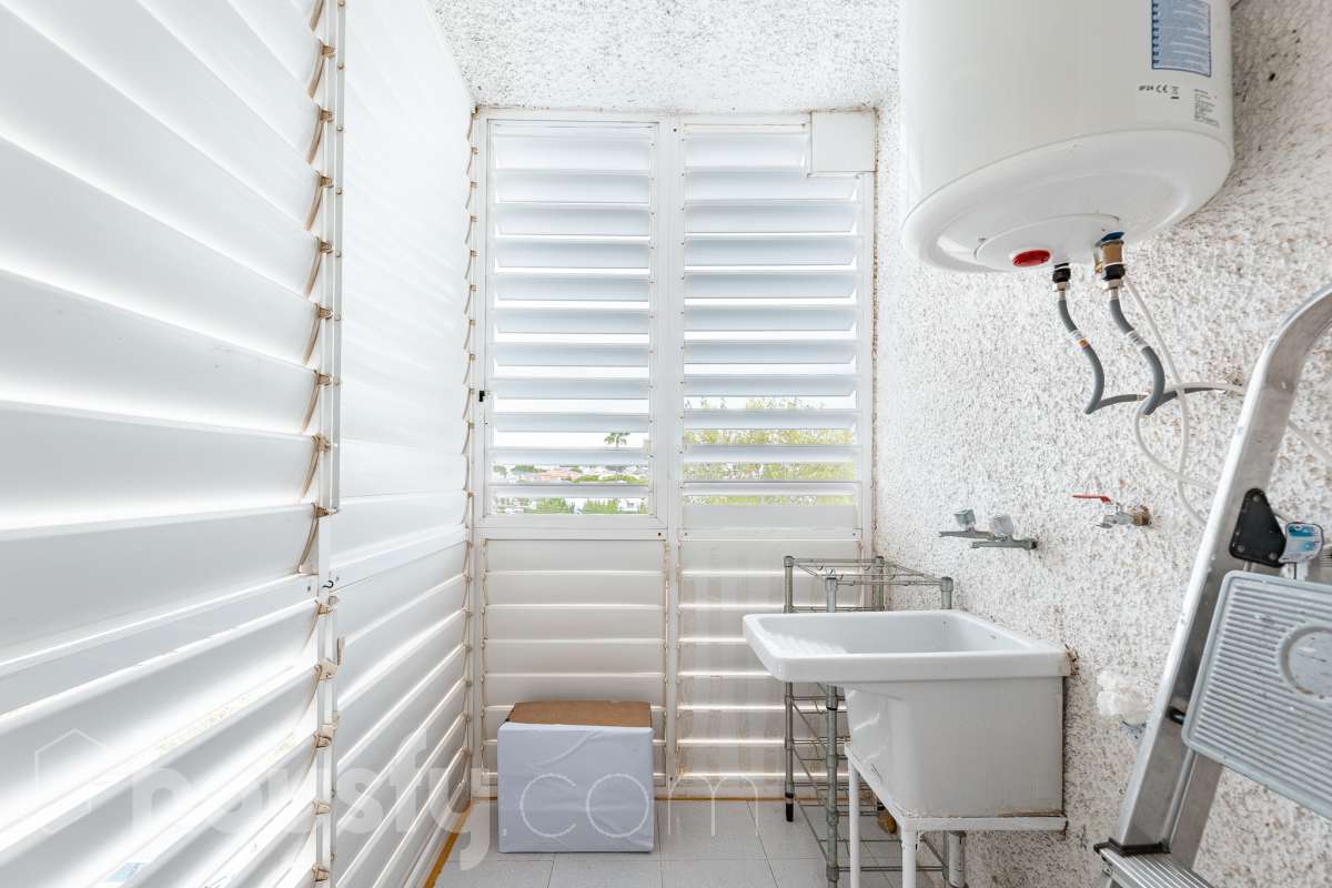 Housfy vende luminoso piso con vistas a la playa de Cunit, situado a tan solo 2 minutos a pie del mar. La vivienda ofrece una distribución cómoda y funcional. Dispone de dos dormitorios, un amplio salón-comedor, un baño completo, cocina independiente y un práctico lavadero. Uno de sus principales atractivos es su galería con vistas al mar, que además cuenta con acceso a un agradable balcón-terraza. Un espacio perfecto para disfrutar del aire libre, relajarse y contemplar las vistas a la playa de Cunit y al entorno. Además, la propiedad incluye plaza de garaje, un importante extra de comodidad, especialmente en una zona tan próxima a la playa. Su ubicación permite disfrutar de la playa, el paseo marítimo y todos los servicios de Cunit sin necesidad de utilizar el coche, convirtiéndola en una vivienda cómoda y práctica para el día a día. Una excelente oportunidad para quienes buscan un piso luminoso, con vistas al mar, espacios exteriores y una ubicación privilegiada junto a la playa. Zona y entorno Cunit destaca por sus playas, su ambiente tranquilo y familiar, sus servicios y su buena conexión con Barcelona y Tarragona, siendo una excelente opción tanto para vivir como para disfrutar de una segunda residencia junto al mar. Aviso legal El precio de venta no incluye gastos de la compraventa como notaría, registro, impuestos, ni tampoco honorarios agencia. Esta publicación no es vinculante. Consulta siempre la nota simple con Housfy antes de formalizar la compraventa. Sobre nosotros Housfy es la plataforma integral de servicios inmobiliarios. Nuestra combinación de expertos y tecnología pone al alcance de todo el mundo servicios cómodos, claros y seguros. AICAT número: 7922. Nos encargamos de la gestión y asesoramiento de la compra. Olvídate de todo. Hacemos los trámites por ti. Y, si además necesitas financiación, ponemos a tu disposición un bróker hipotecario para ayudarte a conseguir las mejores condiciones para tu perfil económico. ¿Quieres visitarla? Contacta con Housfy y agenda tu visita sin compromiso. Más información en: housfy.com-16