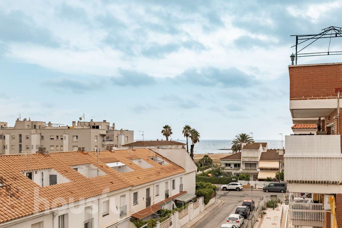 Housfy vende luminoso piso con vistas a la playa de Cunit, situado a tan solo 2 minutos a pie del mar. La vivienda ofrece una distribución cómoda y funcional. Dispone de dos dormitorios, un amplio salón-comedor, un baño completo, cocina independiente y un práctico lavadero. Uno de sus principales atractivos es su galería con vistas al mar, que además cuenta con acceso a un agradable balcón-terraza. Un espacio perfecto para disfrutar del aire libre, relajarse y contemplar las vistas a la playa de Cunit y al entorno. Además, la propiedad incluye plaza de garaje, un importante extra de comodidad, especialmente en una zona tan próxima a la playa. Su ubicación permite disfrutar de la playa, el paseo marítimo y todos los servicios de Cunit sin necesidad de utilizar el coche, convirtiéndola en una vivienda cómoda y práctica para el día a día. Una excelente oportunidad para quienes buscan un piso luminoso, con vistas al mar, espacios exteriores y una ubicación privilegiada junto a la playa. Zona y entorno Cunit destaca por sus playas, su ambiente tranquilo y familiar, sus servicios y su buena conexión con Barcelona y Tarragona, siendo una excelente opción tanto para vivir como para disfrutar de una segunda residencia junto al mar. Aviso legal El precio de venta no incluye gastos de la compraventa como notaría, registro, impuestos, ni tampoco honorarios agencia. Esta publicación no es vinculante. Consulta siempre la nota simple con Housfy antes de formalizar la compraventa. Sobre nosotros Housfy es la plataforma integral de servicios inmobiliarios. Nuestra combinación de expertos y tecnología pone al alcance de todo el mundo servicios cómodos, claros y seguros. AICAT número: 7922. Nos encargamos de la gestión y asesoramiento de la compra. Olvídate de todo. Hacemos los trámites por ti. Y, si además necesitas financiación, ponemos a tu disposición un bróker hipotecario para ayudarte a conseguir las mejores condiciones para tu perfil económico. ¿Quieres visitarla? Contacta con Housfy y agenda tu visita sin compromiso. Más información en: housfy.com-4