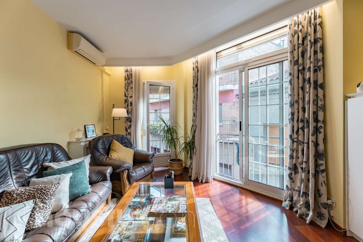 Piso exterior de 4 habitaciones con terraza privada y buhardilla en el Centro de Sant Feliu de Llobregat-2