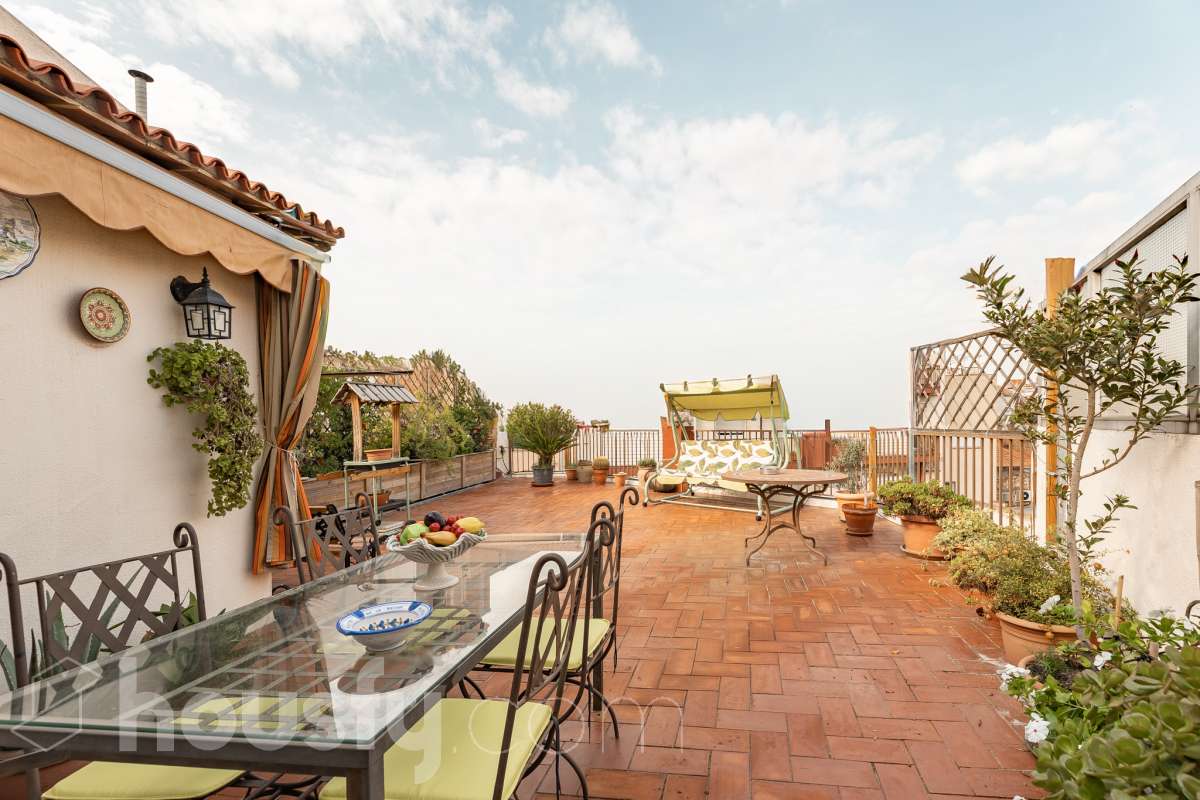 Piso exterior de 4 habitaciones con terraza privada y buhardilla en el Centro de Sant Feliu de Llobregat