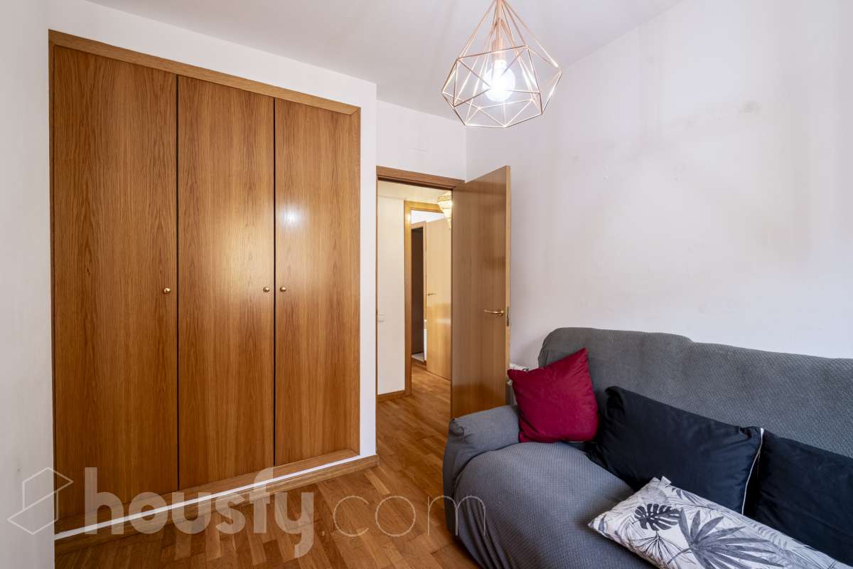 Housfy vende tu próximo hogar en Vilafranca del Penedès! 🏡✨ Descubre este piso muy luminoso y todo exterior, perfecto para quienes buscan amplitud y comodidad. Con 121 m² construidos (finca del 2004) y muy bien conservado, la vivienda se ubica en una zona tranquila rodeada de todos los servicios. Distribución ideal: * Salón-comedor amplio y lleno de luz natural * 4 dormitorios espaciosos * 2 baños completos * Cocina independiente totalmente equipada Equipamiento y confort: * En el salón, salida a balcón para disfrutar del aire libre * Ascensor en la finca * Calefacción para todo el año * Electrodomésticos incluidos * Cédula de habitabilidad al día Entorno inmejorable: Ubicado en una zona residencial pacífica pero perfectamente comunicada, a un paso de transporte público, colegios, supermercados y farmacias. ¡Listo para entrar a vivir! Contacta con nosotros para concertar una visita. Aviso legal El precio de venta no incluye gastos de la compraventa como notaría, registro, impuestos, ni tampoco honorarios agencia. Esta publicación no es vinculante. Consulta siempre la nota simple con Housfy antes de formalizar la compraventa. Sobre nosotros Housfy es la plataforma integral de servicios inmobiliarios. Nuestra combinación de expertos y tecnología pone al alcance de todo el mundo servicios cómodos, claros y seguros. AICAT número: 7922. Nos encargamos de la gestión y asesoramiento de la compra. ¡Olvídate de todo! Hacemos los trámites por ti. Y, si además necesitas financiación, ponemos a tu disposición un bróker hipotecario para ayudarte a conseguir las mejores condiciones para tu perfil económico. ¿Quieres visitarla? Contacta con Housfy y agenda tu visita sin compromiso. Más información en: housfy.com-11