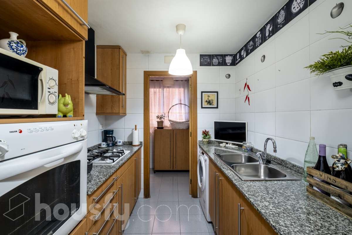 Housfy vende tu próximo hogar en Vilafranca del Penedès! 🏡✨ Descubre este piso muy luminoso y todo exterior, perfecto para quienes buscan amplitud y comodidad. Con 121 m² construidos (finca del 2004) y muy bien conservado, la vivienda se ubica en una zona tranquila rodeada de todos los servicios. Distribución ideal: * Salón-comedor amplio y lleno de luz natural * 4 dormitorios espaciosos * 2 baños completos * Cocina independiente totalmente equipada Equipamiento y confort: * En el salón, salida a balcón para disfrutar del aire libre * Ascensor en la finca * Calefacción para todo el año * Electrodomésticos incluidos * Cédula de habitabilidad al día Entorno inmejorable: Ubicado en una zona residencial pacífica pero perfectamente comunicada, a un paso de transporte público, colegios, supermercados y farmacias. ¡Listo para entrar a vivir! Contacta con nosotros para concertar una visita. Aviso legal El precio de venta no incluye gastos de la compraventa como notaría, registro, impuestos, ni tampoco honorarios agencia. Esta publicación no es vinculante. Consulta siempre la nota simple con Housfy antes de formalizar la compraventa. Sobre nosotros Housfy es la plataforma integral de servicios inmobiliarios. Nuestra combinación de expertos y tecnología pone al alcance de todo el mundo servicios cómodos, claros y seguros. AICAT número: 7922. Nos encargamos de la gestión y asesoramiento de la compra. ¡Olvídate de todo! Hacemos los trámites por ti. Y, si además necesitas financiación, ponemos a tu disposición un bróker hipotecario para ayudarte a conseguir las mejores condiciones para tu perfil económico. ¿Quieres visitarla? Contacta con Housfy y agenda tu visita sin compromiso. Más información en: housfy.com-16