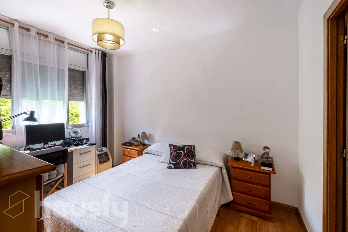 Housfy vende tu próximo hogar en Vilafranca del Penedès! 🏡✨ Descubre este piso muy luminoso y todo exterior, perfecto para quienes buscan amplitud y comodidad. Con 121 m² construidos (finca del 2004) y muy bien conservado, la vivienda se ubica en una zona tranquila rodeada de todos los servicios. Distribución ideal: * Salón-comedor amplio y lleno de luz natural * 4 dormitorios espaciosos * 2 baños completos * Cocina independiente totalmente equipada Equipamiento y confort: * En el salón, salida a balcón para disfrutar del aire libre * Ascensor en la finca * Calefacción para todo el año * Electrodomésticos incluidos * Cédula de habitabilidad al día Entorno inmejorable: Ubicado en una zona residencial pacífica pero perfectamente comunicada, a un paso de transporte público, colegios, supermercados y farmacias. ¡Listo para entrar a vivir! Contacta con nosotros para concertar una visita. Aviso legal El precio de venta no incluye gastos de la compraventa como notaría, registro, impuestos, ni tampoco honorarios agencia. Esta publicación no es vinculante. Consulta siempre la nota simple con Housfy antes de formalizar la compraventa. Sobre nosotros Housfy es la plataforma integral de servicios inmobiliarios. Nuestra combinación de expertos y tecnología pone al alcance de todo el mundo servicios cómodos, claros y seguros. AICAT número: 7922. Nos encargamos de la gestión y asesoramiento de la compra. ¡Olvídate de todo! Hacemos los trámites por ti. Y, si además necesitas financiación, ponemos a tu disposición un bróker hipotecario para ayudarte a conseguir las mejores condiciones para tu perfil económico. ¿Quieres visitarla? Contacta con Housfy y agenda tu visita sin compromiso. Más información en: housfy.com-5
