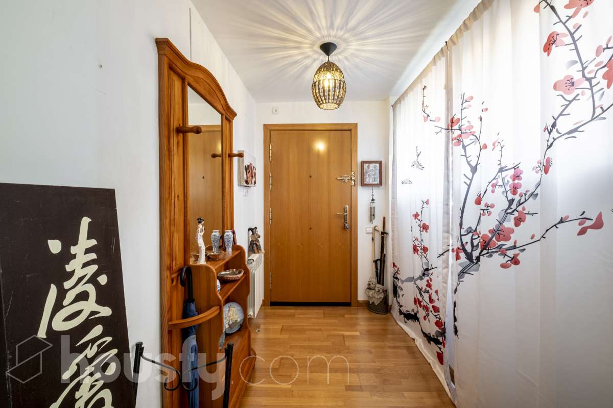 Housfy vende tu próximo hogar en Vilafranca del Penedès! 🏡✨ Descubre este piso muy luminoso y todo exterior, perfecto para quienes buscan amplitud y comodidad. Con 121 m² construidos (finca del 2004) y muy bien conservado, la vivienda se ubica en una zona tranquila rodeada de todos los servicios. Distribución ideal: * Salón-comedor amplio y lleno de luz natural * 4 dormitorios espaciosos * 2 baños completos * Cocina independiente totalmente equipada Equipamiento y confort: * En el salón, salida a balcón para disfrutar del aire libre * Ascensor en la finca * Calefacción para todo el año * Electrodomésticos incluidos * Cédula de habitabilidad al día Entorno inmejorable: Ubicado en una zona residencial pacífica pero perfectamente comunicada, a un paso de transporte público, colegios, supermercados y farmacias. ¡Listo para entrar a vivir! Contacta con nosotros para concertar una visita. Aviso legal El precio de venta no incluye gastos de la compraventa como notaría, registro, impuestos, ni tampoco honorarios agencia. Esta publicación no es vinculante. Consulta siempre la nota simple con Housfy antes de formalizar la compraventa. Sobre nosotros Housfy es la plataforma integral de servicios inmobiliarios. Nuestra combinación de expertos y tecnología pone al alcance de todo el mundo servicios cómodos, claros y seguros. AICAT número: 7922. Nos encargamos de la gestión y asesoramiento de la compra. ¡Olvídate de todo! Hacemos los trámites por ti. Y, si además necesitas financiación, ponemos a tu disposición un bróker hipotecario para ayudarte a conseguir las mejores condiciones para tu perfil económico. ¿Quieres visitarla? Contacta con Housfy y agenda tu visita sin compromiso. Más información en: housfy.com-24