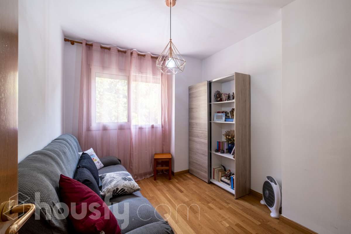 Housfy vende tu próximo hogar en Vilafranca del Penedès! 🏡✨ Descubre este piso muy luminoso y todo exterior, perfecto para quienes buscan amplitud y comodidad. Con 121 m² construidos (finca del 2004) y muy bien conservado, la vivienda se ubica en una zona tranquila rodeada de todos los servicios. Distribución ideal: * Salón-comedor amplio y lleno de luz natural * 4 dormitorios espaciosos * 2 baños completos * Cocina independiente totalmente equipada Equipamiento y confort: * En el salón, salida a balcón para disfrutar del aire libre * Ascensor en la finca * Calefacción para todo el año * Electrodomésticos incluidos * Cédula de habitabilidad al día Entorno inmejorable: Ubicado en una zona residencial pacífica pero perfectamente comunicada, a un paso de transporte público, colegios, supermercados y farmacias. ¡Listo para entrar a vivir! Contacta con nosotros para concertar una visita. Aviso legal El precio de venta no incluye gastos de la compraventa como notaría, registro, impuestos, ni tampoco honorarios agencia. Esta publicación no es vinculante. Consulta siempre la nota simple con Housfy antes de formalizar la compraventa. Sobre nosotros Housfy es la plataforma integral de servicios inmobiliarios. Nuestra combinación de expertos y tecnología pone al alcance de todo el mundo servicios cómodos, claros y seguros. AICAT número: 7922. Nos encargamos de la gestión y asesoramiento de la compra. ¡Olvídate de todo! Hacemos los trámites por ti. Y, si además necesitas financiación, ponemos a tu disposición un bróker hipotecario para ayudarte a conseguir las mejores condiciones para tu perfil económico. ¿Quieres visitarla? Contacta con Housfy y agenda tu visita sin compromiso. Más información en: housfy.com-10