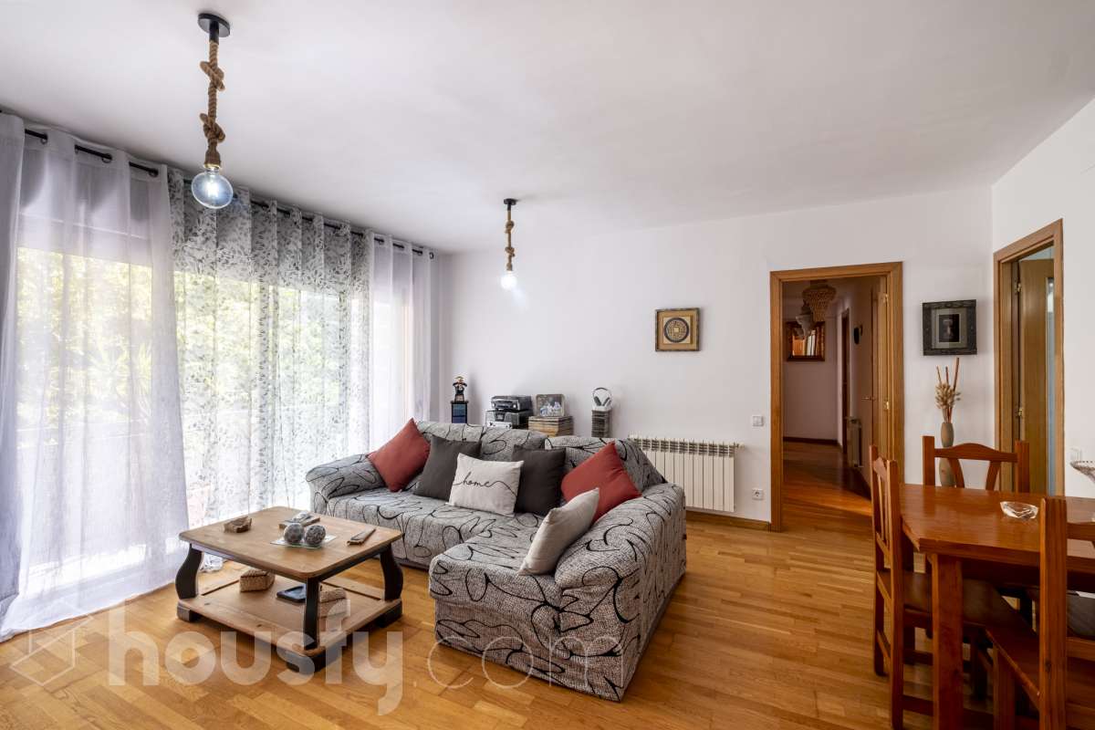 Housfy vende tu próximo hogar en Vilafranca del Penedès! 🏡✨ Descubre este piso muy luminoso y todo exterior, perfecto para quienes buscan amplitud y comodidad. Con 121 m² construidos (finca del 2004) y muy bien conservado, la vivienda se ubica en una zona tranquila rodeada de todos los servicios. Distribución ideal: * Salón-comedor amplio y lleno de luz natural * 4 dormitorios espaciosos * 2 baños completos * Cocina independiente totalmente equipada Equipamiento y confort: * En el salón, salida a balcón para disfrutar del aire libre * Ascensor en la finca * Calefacción para todo el año * Electrodomésticos incluidos * Cédula de habitabilidad al día Entorno inmejorable: Ubicado en una zona residencial pacífica pero perfectamente comunicada, a un paso de transporte público, colegios, supermercados y farmacias. ¡Listo para entrar a vivir! Contacta con nosotros para concertar una visita. Aviso legal El precio de venta no incluye gastos de la compraventa como notaría, registro, impuestos, ni tampoco honorarios agencia. Esta publicación no es vinculante. Consulta siempre la nota simple con Housfy antes de formalizar la compraventa. Sobre nosotros Housfy es la plataforma integral de servicios inmobiliarios. Nuestra combinación de expertos y tecnología pone al alcance de todo el mundo servicios cómodos, claros y seguros. AICAT número: 7922. Nos encargamos de la gestión y asesoramiento de la compra. ¡Olvídate de todo! Hacemos los trámites por ti. Y, si además necesitas financiación, ponemos a tu disposición un bróker hipotecario para ayudarte a conseguir las mejores condiciones para tu perfil económico. ¿Quieres visitarla? Contacta con Housfy y agenda tu visita sin compromiso. Más información en: housfy.com-3