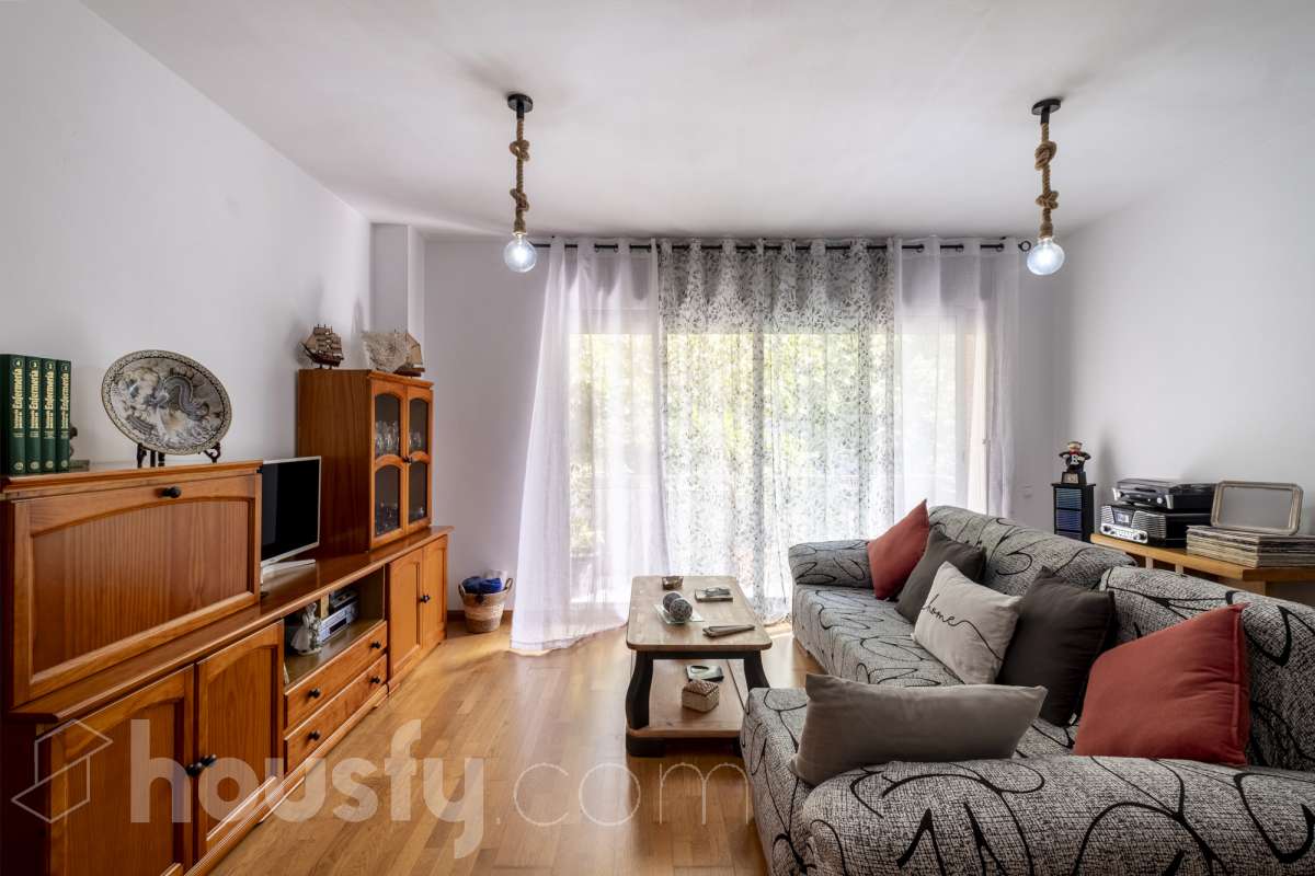 Housfy vende tu próximo hogar en Vilafranca del Penedès! 🏡✨ Descubre este piso muy luminoso y todo exterior, perfecto para quienes buscan amplitud y comodidad. Con 121 m² construidos (finca del 2004) y muy bien conservado, la vivienda se ubica en una zona tranquila rodeada de todos los servicios. Distribución ideal: * Salón-comedor amplio y lleno de luz natural * 4 dormitorios espaciosos * 2 baños completos * Cocina independiente totalmente equipada Equipamiento y confort: * En el salón, salida a balcón para disfrutar del aire libre * Ascensor en la finca * Calefacción para todo el año * Electrodomésticos incluidos * Cédula de habitabilidad al día Entorno inmejorable: Ubicado en una zona residencial pacífica pero perfectamente comunicada, a un paso de transporte público, colegios, supermercados y farmacias. ¡Listo para entrar a vivir! Contacta con nosotros para concertar una visita. Aviso legal El precio de venta no incluye gastos de la compraventa como notaría, registro, impuestos, ni tampoco honorarios agencia. Esta publicación no es vinculante. Consulta siempre la nota simple con Housfy antes de formalizar la compraventa. Sobre nosotros Housfy es la plataforma integral de servicios inmobiliarios. Nuestra combinación de expertos y tecnología pone al alcance de todo el mundo servicios cómodos, claros y seguros. AICAT número: 7922. Nos encargamos de la gestión y asesoramiento de la compra. ¡Olvídate de todo! Hacemos los trámites por ti. Y, si además necesitas financiación, ponemos a tu disposición un bróker hipotecario para ayudarte a conseguir las mejores condiciones para tu perfil económico. ¿Quieres visitarla? Contacta con Housfy y agenda tu visita sin compromiso. Más información en: housfy.com-29