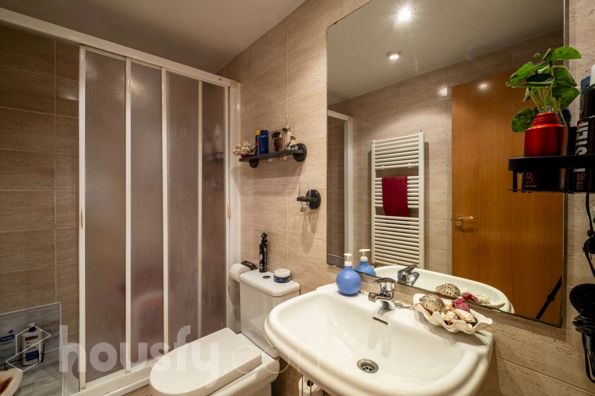 Housfy vende tu próximo hogar en Vilafranca del Penedès! 🏡✨ Descubre este piso muy luminoso y todo exterior, perfecto para quienes buscan amplitud y comodidad. Con 121 m² construidos (finca del 2004) y muy bien conservado, la vivienda se ubica en una zona tranquila rodeada de todos los servicios. Distribución ideal: * Salón-comedor amplio y lleno de luz natural * 4 dormitorios espaciosos * 2 baños completos * Cocina independiente totalmente equipada Equipamiento y confort: * En el salón, salida a balcón para disfrutar del aire libre * Ascensor en la finca * Calefacción para todo el año * Electrodomésticos incluidos * Cédula de habitabilidad al día Entorno inmejorable: Ubicado en una zona residencial pacífica pero perfectamente comunicada, a un paso de transporte público, colegios, supermercados y farmacias. ¡Listo para entrar a vivir! Contacta con nosotros para concertar una visita. Aviso legal El precio de venta no incluye gastos de la compraventa como notaría, registro, impuestos, ni tampoco honorarios agencia. Esta publicación no es vinculante. Consulta siempre la nota simple con Housfy antes de formalizar la compraventa. Sobre nosotros Housfy es la plataforma integral de servicios inmobiliarios. Nuestra combinación de expertos y tecnología pone al alcance de todo el mundo servicios cómodos, claros y seguros. AICAT número: 7922. Nos encargamos de la gestión y asesoramiento de la compra. ¡Olvídate de todo! Hacemos los trámites por ti. Y, si además necesitas financiación, ponemos a tu disposición un bróker hipotecario para ayudarte a conseguir las mejores condiciones para tu perfil económico. ¿Quieres visitarla? Contacta con Housfy y agenda tu visita sin compromiso. Más información en: housfy.com-20