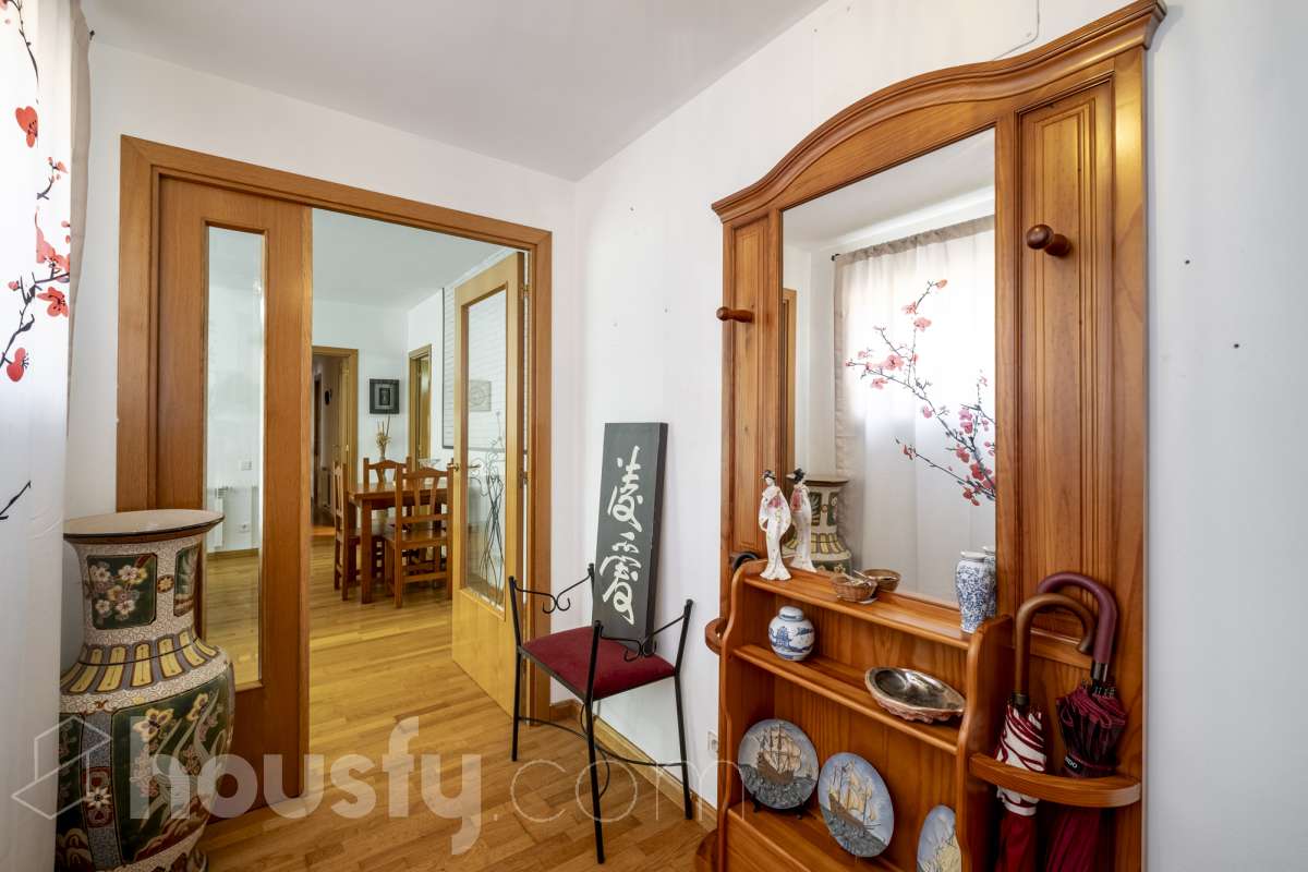 Housfy vende tu próximo hogar en Vilafranca del Penedès! 🏡✨ Descubre este piso muy luminoso y todo exterior, perfecto para quienes buscan amplitud y comodidad. Con 121 m² construidos (finca del 2004) y muy bien conservado, la vivienda se ubica en una zona tranquila rodeada de todos los servicios. Distribución ideal: * Salón-comedor amplio y lleno de luz natural * 4 dormitorios espaciosos * 2 baños completos * Cocina independiente totalmente equipada Equipamiento y confort: * En el salón, salida a balcón para disfrutar del aire libre * Ascensor en la finca * Calefacción para todo el año * Electrodomésticos incluidos * Cédula de habitabilidad al día Entorno inmejorable: Ubicado en una zona residencial pacífica pero perfectamente comunicada, a un paso de transporte público, colegios, supermercados y farmacias. ¡Listo para entrar a vivir! Contacta con nosotros para concertar una visita. Aviso legal El precio de venta no incluye gastos de la compraventa como notaría, registro, impuestos, ni tampoco honorarios agencia. Esta publicación no es vinculante. Consulta siempre la nota simple con Housfy antes de formalizar la compraventa. Sobre nosotros Housfy es la plataforma integral de servicios inmobiliarios. Nuestra combinación de expertos y tecnología pone al alcance de todo el mundo servicios cómodos, claros y seguros. AICAT número: 7922. Nos encargamos de la gestión y asesoramiento de la compra. ¡Olvídate de todo! Hacemos los trámites por ti. Y, si además necesitas financiación, ponemos a tu disposición un bróker hipotecario para ayudarte a conseguir las mejores condiciones para tu perfil económico. ¿Quieres visitarla? Contacta con Housfy y agenda tu visita sin compromiso. Más información en: housfy.com-25