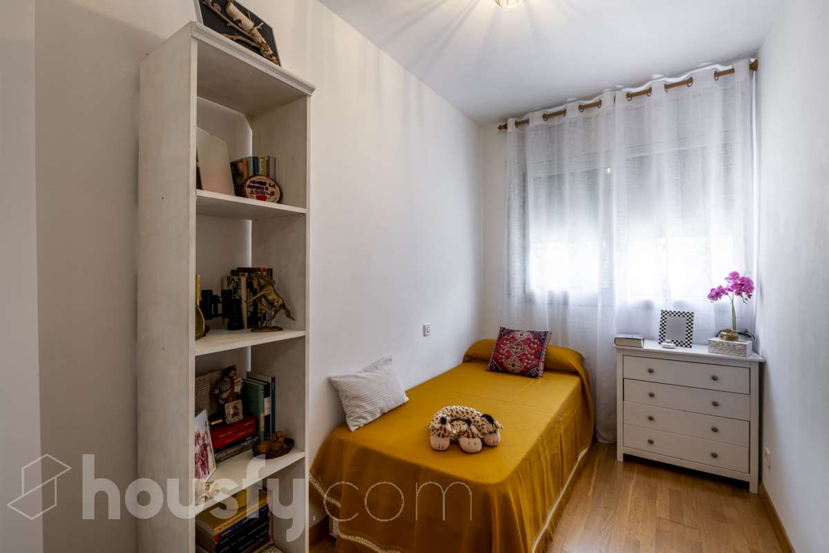 Housfy vende tu próximo hogar en Vilafranca del Penedès! 🏡✨ Descubre este piso muy luminoso y todo exterior, perfecto para quienes buscan amplitud y comodidad. Con 121 m² construidos (finca del 2004) y muy bien conservado, la vivienda se ubica en una zona tranquila rodeada de todos los servicios. Distribución ideal: * Salón-comedor amplio y lleno de luz natural * 4 dormitorios espaciosos * 2 baños completos * Cocina independiente totalmente equipada Equipamiento y confort: * En el salón, salida a balcón para disfrutar del aire libre * Ascensor en la finca * Calefacción para todo el año * Electrodomésticos incluidos * Cédula de habitabilidad al día Entorno inmejorable: Ubicado en una zona residencial pacífica pero perfectamente comunicada, a un paso de transporte público, colegios, supermercados y farmacias. ¡Listo para entrar a vivir! Contacta con nosotros para concertar una visita. Aviso legal El precio de venta no incluye gastos de la compraventa como notaría, registro, impuestos, ni tampoco honorarios agencia. Esta publicación no es vinculante. Consulta siempre la nota simple con Housfy antes de formalizar la compraventa. Sobre nosotros Housfy es la plataforma integral de servicios inmobiliarios. Nuestra combinación de expertos y tecnología pone al alcance de todo el mundo servicios cómodos, claros y seguros. AICAT número: 7922. Nos encargamos de la gestión y asesoramiento de la compra. ¡Olvídate de todo! Hacemos los trámites por ti. Y, si además necesitas financiación, ponemos a tu disposición un bróker hipotecario para ayudarte a conseguir las mejores condiciones para tu perfil económico. ¿Quieres visitarla? Contacta con Housfy y agenda tu visita sin compromiso. Más información en: housfy.com-8