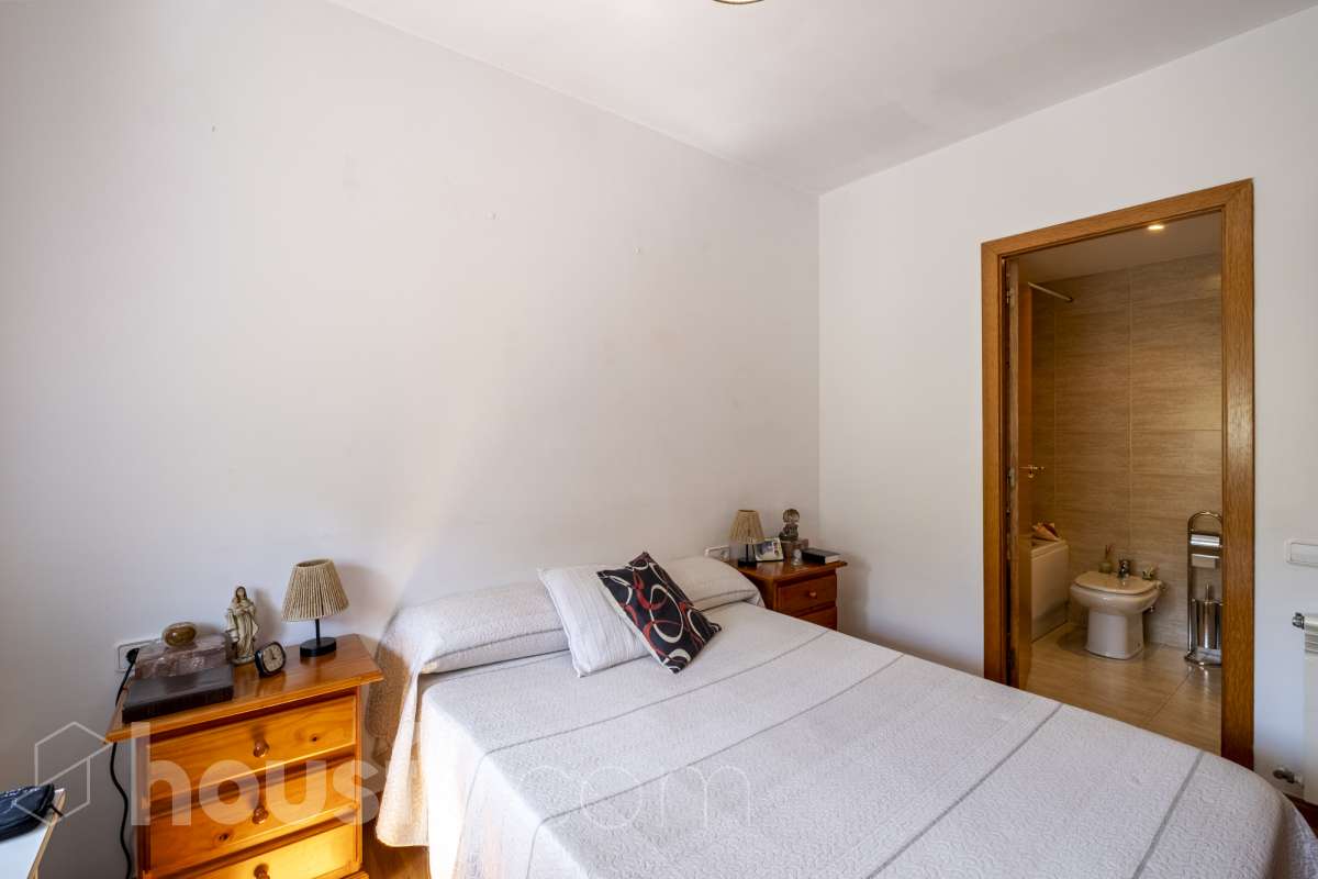 Housfy vende tu próximo hogar en Vilafranca del Penedès! 🏡✨ Descubre este piso muy luminoso y todo exterior, perfecto para quienes buscan amplitud y comodidad. Con 121 m² construidos (finca del 2004) y muy bien conservado, la vivienda se ubica en una zona tranquila rodeada de todos los servicios. Distribución ideal: * Salón-comedor amplio y lleno de luz natural * 4 dormitorios espaciosos * 2 baños completos * Cocina independiente totalmente equipada Equipamiento y confort: * En el salón, salida a balcón para disfrutar del aire libre * Ascensor en la finca * Calefacción para todo el año * Electrodomésticos incluidos * Cédula de habitabilidad al día Entorno inmejorable: Ubicado en una zona residencial pacífica pero perfectamente comunicada, a un paso de transporte público, colegios, supermercados y farmacias. ¡Listo para entrar a vivir! Contacta con nosotros para concertar una visita. Aviso legal El precio de venta no incluye gastos de la compraventa como notaría, registro, impuestos, ni tampoco honorarios agencia. Esta publicación no es vinculante. Consulta siempre la nota simple con Housfy antes de formalizar la compraventa. Sobre nosotros Housfy es la plataforma integral de servicios inmobiliarios. Nuestra combinación de expertos y tecnología pone al alcance de todo el mundo servicios cómodos, claros y seguros. AICAT número: 7922. Nos encargamos de la gestión y asesoramiento de la compra. ¡Olvídate de todo! Hacemos los trámites por ti. Y, si además necesitas financiación, ponemos a tu disposición un bróker hipotecario para ayudarte a conseguir las mejores condiciones para tu perfil económico. ¿Quieres visitarla? Contacta con Housfy y agenda tu visita sin compromiso. Más información en: housfy.com-13