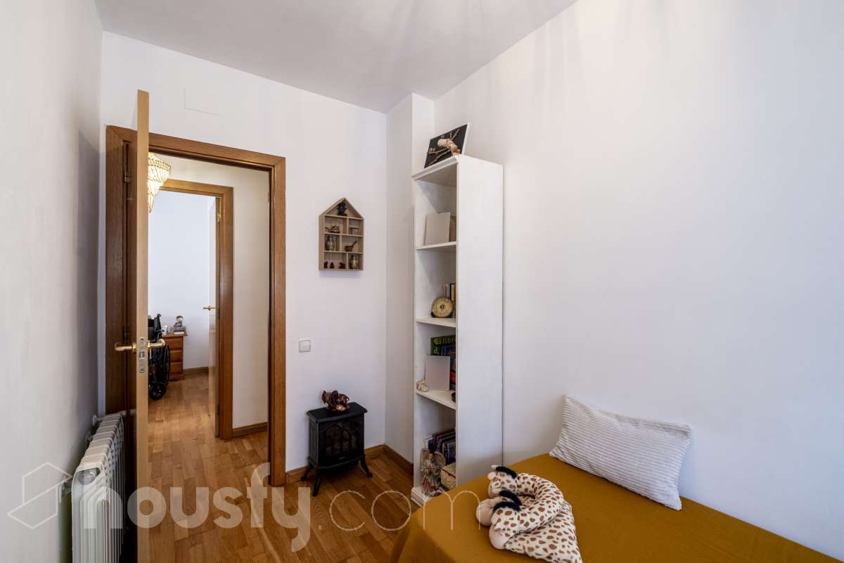 Housfy vende tu próximo hogar en Vilafranca del Penedès! 🏡✨ Descubre este piso muy luminoso y todo exterior, perfecto para quienes buscan amplitud y comodidad. Con 121 m² construidos (finca del 2004) y muy bien conservado, la vivienda se ubica en una zona tranquila rodeada de todos los servicios. Distribución ideal: * Salón-comedor amplio y lleno de luz natural * 4 dormitorios espaciosos * 2 baños completos * Cocina independiente totalmente equipada Equipamiento y confort: * En el salón, salida a balcón para disfrutar del aire libre * Ascensor en la finca * Calefacción para todo el año * Electrodomésticos incluidos * Cédula de habitabilidad al día Entorno inmejorable: Ubicado en una zona residencial pacífica pero perfectamente comunicada, a un paso de transporte público, colegios, supermercados y farmacias. ¡Listo para entrar a vivir! Contacta con nosotros para concertar una visita. Aviso legal El precio de venta no incluye gastos de la compraventa como notaría, registro, impuestos, ni tampoco honorarios agencia. Esta publicación no es vinculante. Consulta siempre la nota simple con Housfy antes de formalizar la compraventa. Sobre nosotros Housfy es la plataforma integral de servicios inmobiliarios. Nuestra combinación de expertos y tecnología pone al alcance de todo el mundo servicios cómodos, claros y seguros. AICAT número: 7922. Nos encargamos de la gestión y asesoramiento de la compra. ¡Olvídate de todo! Hacemos los trámites por ti. Y, si además necesitas financiación, ponemos a tu disposición un bróker hipotecario para ayudarte a conseguir las mejores condiciones para tu perfil económico. ¿Quieres visitarla? Contacta con Housfy y agenda tu visita sin compromiso. Más información en: housfy.com-9