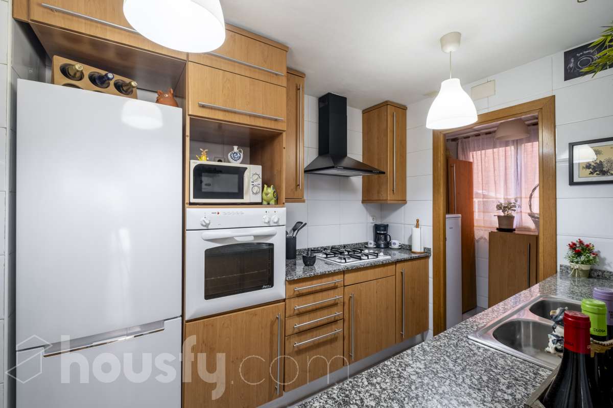 Housfy vende tu próximo hogar en Vilafranca del Penedès! 🏡✨ Descubre este piso muy luminoso y todo exterior, perfecto para quienes buscan amplitud y comodidad. Con 121 m² construidos (finca del 2004) y muy bien conservado, la vivienda se ubica en una zona tranquila rodeada de todos los servicios. Distribución ideal: * Salón-comedor amplio y lleno de luz natural * 4 dormitorios espaciosos * 2 baños completos * Cocina independiente totalmente equipada Equipamiento y confort: * En el salón, salida a balcón para disfrutar del aire libre * Ascensor en la finca * Calefacción para todo el año * Electrodomésticos incluidos * Cédula de habitabilidad al día Entorno inmejorable: Ubicado en una zona residencial pacífica pero perfectamente comunicada, a un paso de transporte público, colegios, supermercados y farmacias. ¡Listo para entrar a vivir! Contacta con nosotros para concertar una visita. Aviso legal El precio de venta no incluye gastos de la compraventa como notaría, registro, impuestos, ni tampoco honorarios agencia. Esta publicación no es vinculante. Consulta siempre la nota simple con Housfy antes de formalizar la compraventa. Sobre nosotros Housfy es la plataforma integral de servicios inmobiliarios. Nuestra combinación de expertos y tecnología pone al alcance de todo el mundo servicios cómodos, claros y seguros. AICAT número: 7922. Nos encargamos de la gestión y asesoramiento de la compra. ¡Olvídate de todo! Hacemos los trámites por ti. Y, si además necesitas financiación, ponemos a tu disposición un bróker hipotecario para ayudarte a conseguir las mejores condiciones para tu perfil económico. ¿Quieres visitarla? Contacta con Housfy y agenda tu visita sin compromiso. Más información en: housfy.com-12