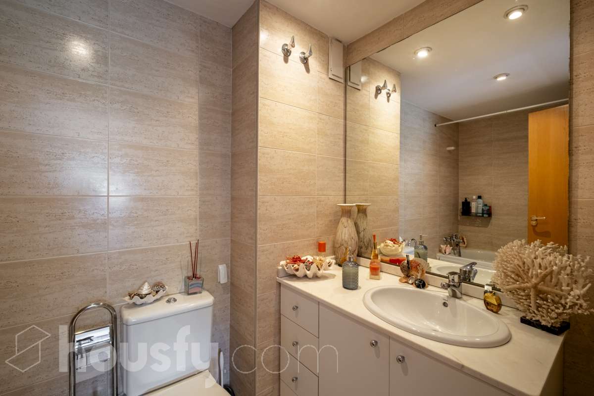 Housfy vende tu próximo hogar en Vilafranca del Penedès! 🏡✨ Descubre este piso muy luminoso y todo exterior, perfecto para quienes buscan amplitud y comodidad. Con 121 m² construidos (finca del 2004) y muy bien conservado, la vivienda se ubica en una zona tranquila rodeada de todos los servicios. Distribución ideal: * Salón-comedor amplio y lleno de luz natural * 4 dormitorios espaciosos * 2 baños completos * Cocina independiente totalmente equipada Equipamiento y confort: * En el salón, salida a balcón para disfrutar del aire libre * Ascensor en la finca * Calefacción para todo el año * Electrodomésticos incluidos * Cédula de habitabilidad al día Entorno inmejorable: Ubicado en una zona residencial pacífica pero perfectamente comunicada, a un paso de transporte público, colegios, supermercados y farmacias. ¡Listo para entrar a vivir! Contacta con nosotros para concertar una visita. Aviso legal El precio de venta no incluye gastos de la compraventa como notaría, registro, impuestos, ni tampoco honorarios agencia. Esta publicación no es vinculante. Consulta siempre la nota simple con Housfy antes de formalizar la compraventa. Sobre nosotros Housfy es la plataforma integral de servicios inmobiliarios. Nuestra combinación de expertos y tecnología pone al alcance de todo el mundo servicios cómodos, claros y seguros. AICAT número: 7922. Nos encargamos de la gestión y asesoramiento de la compra. ¡Olvídate de todo! Hacemos los trámites por ti. Y, si además necesitas financiación, ponemos a tu disposición un bróker hipotecario para ayudarte a conseguir las mejores condiciones para tu perfil económico. ¿Quieres visitarla? Contacta con Housfy y agenda tu visita sin compromiso. Más información en: housfy.com-22