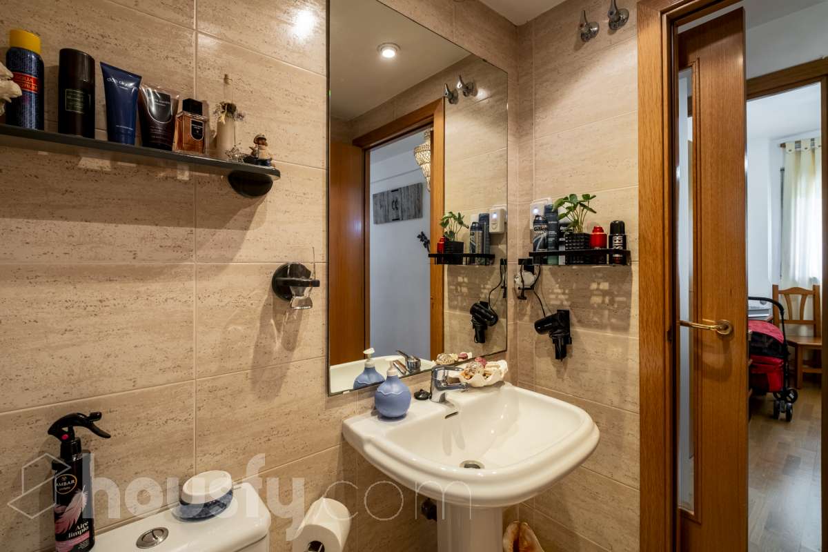 Housfy vende tu próximo hogar en Vilafranca del Penedès! 🏡✨ Descubre este piso muy luminoso y todo exterior, perfecto para quienes buscan amplitud y comodidad. Con 121 m² construidos (finca del 2004) y muy bien conservado, la vivienda se ubica en una zona tranquila rodeada de todos los servicios. Distribución ideal: * Salón-comedor amplio y lleno de luz natural * 4 dormitorios espaciosos * 2 baños completos * Cocina independiente totalmente equipada Equipamiento y confort: * En el salón, salida a balcón para disfrutar del aire libre * Ascensor en la finca * Calefacción para todo el año * Electrodomésticos incluidos * Cédula de habitabilidad al día Entorno inmejorable: Ubicado en una zona residencial pacífica pero perfectamente comunicada, a un paso de transporte público, colegios, supermercados y farmacias. ¡Listo para entrar a vivir! Contacta con nosotros para concertar una visita. Aviso legal El precio de venta no incluye gastos de la compraventa como notaría, registro, impuestos, ni tampoco honorarios agencia. Esta publicación no es vinculante. Consulta siempre la nota simple con Housfy antes de formalizar la compraventa. Sobre nosotros Housfy es la plataforma integral de servicios inmobiliarios. Nuestra combinación de expertos y tecnología pone al alcance de todo el mundo servicios cómodos, claros y seguros. AICAT número: 7922. Nos encargamos de la gestión y asesoramiento de la compra. ¡Olvídate de todo! Hacemos los trámites por ti. Y, si además necesitas financiación, ponemos a tu disposición un bróker hipotecario para ayudarte a conseguir las mejores condiciones para tu perfil económico. ¿Quieres visitarla? Contacta con Housfy y agenda tu visita sin compromiso. Más información en: housfy.com-21