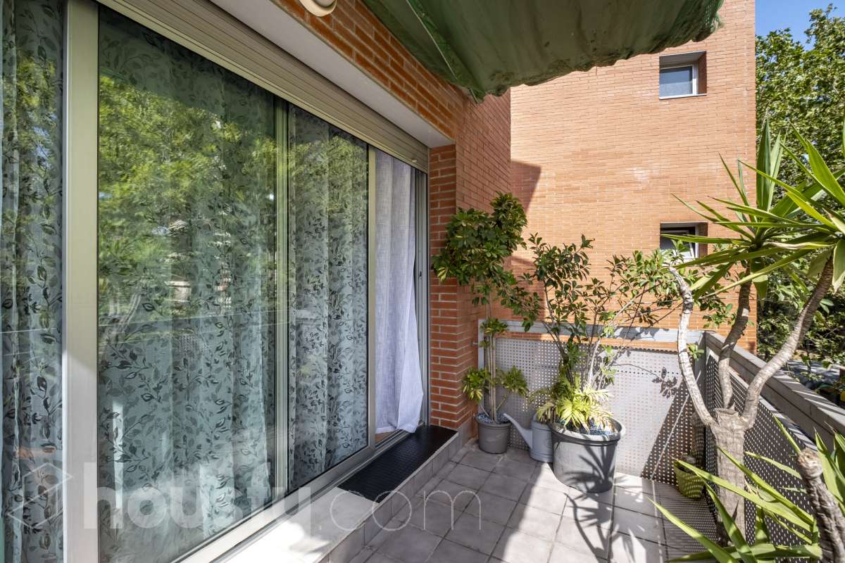 Housfy vende tu próximo hogar en Vilafranca del Penedès! 🏡✨ Descubre este piso muy luminoso y todo exterior, perfecto para quienes buscan amplitud y comodidad. Con 121 m² construidos (finca del 2004) y muy bien conservado, la vivienda se ubica en una zona tranquila rodeada de todos los servicios. Distribución ideal: * Salón-comedor amplio y lleno de luz natural * 4 dormitorios espaciosos * 2 baños completos * Cocina independiente totalmente equipada Equipamiento y confort: * En el salón, salida a balcón para disfrutar del aire libre * Ascensor en la finca * Calefacción para todo el año * Electrodomésticos incluidos * Cédula de habitabilidad al día Entorno inmejorable: Ubicado en una zona residencial pacífica pero perfectamente comunicada, a un paso de transporte público, colegios, supermercados y farmacias. ¡Listo para entrar a vivir! Contacta con nosotros para concertar una visita. Aviso legal El precio de venta no incluye gastos de la compraventa como notaría, registro, impuestos, ni tampoco honorarios agencia. Esta publicación no es vinculante. Consulta siempre la nota simple con Housfy antes de formalizar la compraventa. Sobre nosotros Housfy es la plataforma integral de servicios inmobiliarios. Nuestra combinación de expertos y tecnología pone al alcance de todo el mundo servicios cómodos, claros y seguros. AICAT número: 7922. Nos encargamos de la gestión y asesoramiento de la compra. ¡Olvídate de todo! Hacemos los trámites por ti. Y, si además necesitas financiación, ponemos a tu disposición un bróker hipotecario para ayudarte a conseguir las mejores condiciones para tu perfil económico. ¿Quieres visitarla? Contacta con Housfy y agenda tu visita sin compromiso. Más información en: housfy.com-4