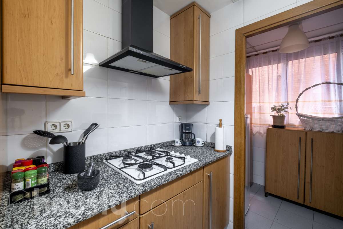 Housfy vende tu próximo hogar en Vilafranca del Penedès! 🏡✨ Descubre este piso muy luminoso y todo exterior, perfecto para quienes buscan amplitud y comodidad. Con 121 m² construidos (finca del 2004) y muy bien conservado, la vivienda se ubica en una zona tranquila rodeada de todos los servicios. Distribución ideal: * Salón-comedor amplio y lleno de luz natural * 4 dormitorios espaciosos * 2 baños completos * Cocina independiente totalmente equipada Equipamiento y confort: * En el salón, salida a balcón para disfrutar del aire libre * Ascensor en la finca * Calefacción para todo el año * Electrodomésticos incluidos * Cédula de habitabilidad al día Entorno inmejorable: Ubicado en una zona residencial pacífica pero perfectamente comunicada, a un paso de transporte público, colegios, supermercados y farmacias. ¡Listo para entrar a vivir! Contacta con nosotros para concertar una visita. Aviso legal El precio de venta no incluye gastos de la compraventa como notaría, registro, impuestos, ni tampoco honorarios agencia. Esta publicación no es vinculante. Consulta siempre la nota simple con Housfy antes de formalizar la compraventa. Sobre nosotros Housfy es la plataforma integral de servicios inmobiliarios. Nuestra combinación de expertos y tecnología pone al alcance de todo el mundo servicios cómodos, claros y seguros. AICAT número: 7922. Nos encargamos de la gestión y asesoramiento de la compra. ¡Olvídate de todo! Hacemos los trámites por ti. Y, si además necesitas financiación, ponemos a tu disposición un bróker hipotecario para ayudarte a conseguir las mejores condiciones para tu perfil económico. ¿Quieres visitarla? Contacta con Housfy y agenda tu visita sin compromiso. Más información en: housfy.com-18