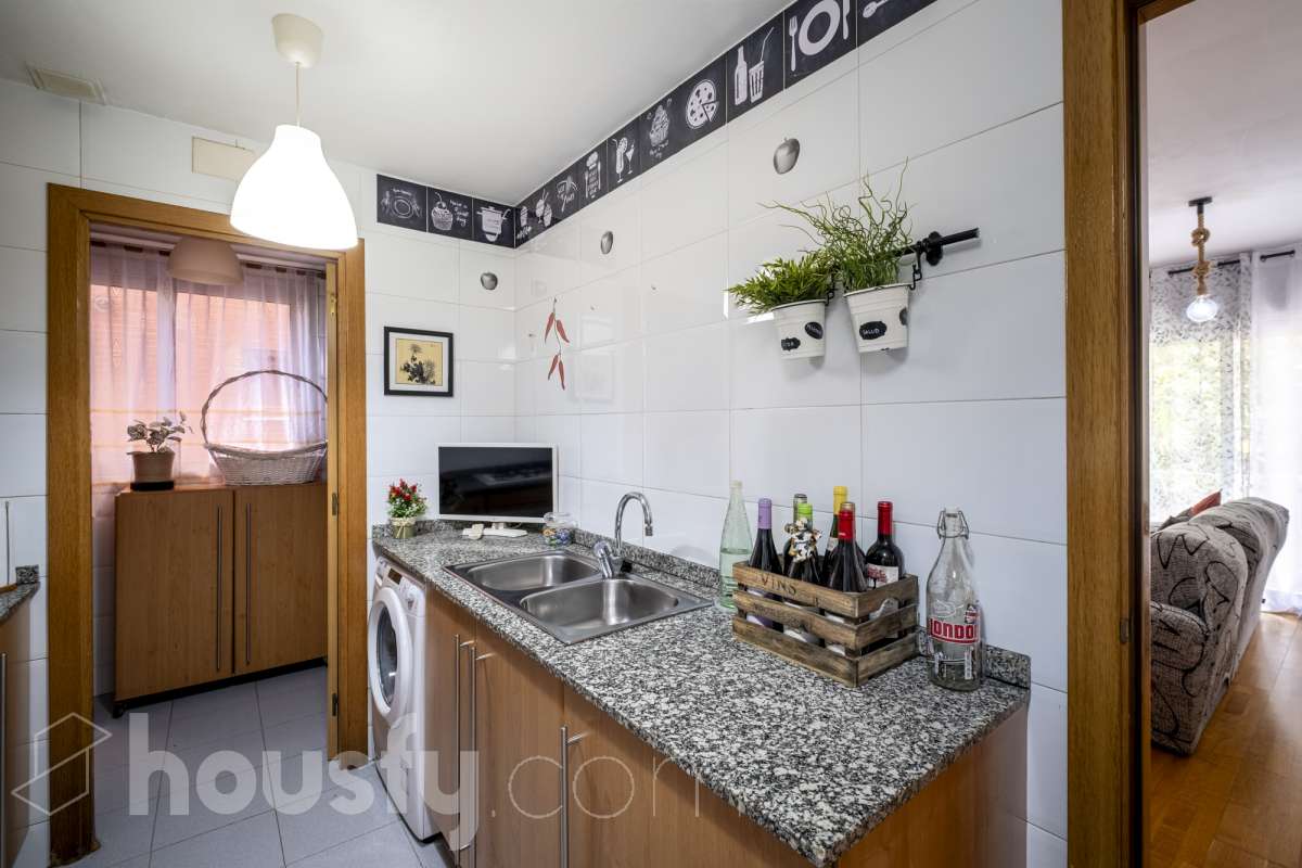 Housfy vende tu próximo hogar en Vilafranca del Penedès! 🏡✨ Descubre este piso muy luminoso y todo exterior, perfecto para quienes buscan amplitud y comodidad. Con 121 m² construidos (finca del 2004) y muy bien conservado, la vivienda se ubica en una zona tranquila rodeada de todos los servicios. Distribución ideal: * Salón-comedor amplio y lleno de luz natural * 4 dormitorios espaciosos * 2 baños completos * Cocina independiente totalmente equipada Equipamiento y confort: * En el salón, salida a balcón para disfrutar del aire libre * Ascensor en la finca * Calefacción para todo el año * Electrodomésticos incluidos * Cédula de habitabilidad al día Entorno inmejorable: Ubicado en una zona residencial pacífica pero perfectamente comunicada, a un paso de transporte público, colegios, supermercados y farmacias. ¡Listo para entrar a vivir! Contacta con nosotros para concertar una visita. Aviso legal El precio de venta no incluye gastos de la compraventa como notaría, registro, impuestos, ni tampoco honorarios agencia. Esta publicación no es vinculante. Consulta siempre la nota simple con Housfy antes de formalizar la compraventa. Sobre nosotros Housfy es la plataforma integral de servicios inmobiliarios. Nuestra combinación de expertos y tecnología pone al alcance de todo el mundo servicios cómodos, claros y seguros. AICAT número: 7922. Nos encargamos de la gestión y asesoramiento de la compra. ¡Olvídate de todo! Hacemos los trámites por ti. Y, si además necesitas financiación, ponemos a tu disposición un bróker hipotecario para ayudarte a conseguir las mejores condiciones para tu perfil económico. ¿Quieres visitarla? Contacta con Housfy y agenda tu visita sin compromiso. Más información en: housfy.com-17