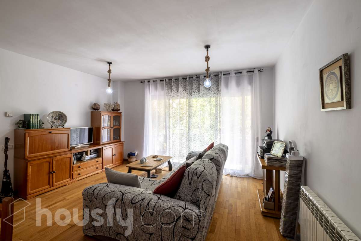 Housfy vende tu próximo hogar en Vilafranca del Penedès! 🏡✨ Descubre este piso muy luminoso y todo exterior, perfecto para quienes buscan amplitud y comodidad. Con 121 m² construidos (finca del 2004) y muy bien conservado, la vivienda se ubica en una zona tranquila rodeada de todos los servicios. Distribución ideal: * Salón-comedor amplio y lleno de luz natural * 4 dormitorios espaciosos * 2 baños completos * Cocina independiente totalmente equipada Equipamiento y confort: * En el salón, salida a balcón para disfrutar del aire libre * Ascensor en la finca * Calefacción para todo el año * Electrodomésticos incluidos * Cédula de habitabilidad al día Entorno inmejorable: Ubicado en una zona residencial pacífica pero perfectamente comunicada, a un paso de transporte público, colegios, supermercados y farmacias. ¡Listo para entrar a vivir! Contacta con nosotros para concertar una visita. Aviso legal El precio de venta no incluye gastos de la compraventa como notaría, registro, impuestos, ni tampoco honorarios agencia. Esta publicación no es vinculante. Consulta siempre la nota simple con Housfy antes de formalizar la compraventa. Sobre nosotros Housfy es la plataforma integral de servicios inmobiliarios. Nuestra combinación de expertos y tecnología pone al alcance de todo el mundo servicios cómodos, claros y seguros. AICAT número: 7922. Nos encargamos de la gestión y asesoramiento de la compra. ¡Olvídate de todo! Hacemos los trámites por ti. Y, si además necesitas financiación, ponemos a tu disposición un bróker hipotecario para ayudarte a conseguir las mejores condiciones para tu perfil económico. ¿Quieres visitarla? Contacta con Housfy y agenda tu visita sin compromiso. Más información en: housfy.com-6