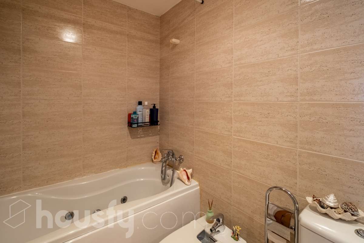 Housfy vende tu próximo hogar en Vilafranca del Penedès! 🏡✨ Descubre este piso muy luminoso y todo exterior, perfecto para quienes buscan amplitud y comodidad. Con 121 m² construidos (finca del 2004) y muy bien conservado, la vivienda se ubica en una zona tranquila rodeada de todos los servicios. Distribución ideal: * Salón-comedor amplio y lleno de luz natural * 4 dormitorios espaciosos * 2 baños completos * Cocina independiente totalmente equipada Equipamiento y confort: * En el salón, salida a balcón para disfrutar del aire libre * Ascensor en la finca * Calefacción para todo el año * Electrodomésticos incluidos * Cédula de habitabilidad al día Entorno inmejorable: Ubicado en una zona residencial pacífica pero perfectamente comunicada, a un paso de transporte público, colegios, supermercados y farmacias. ¡Listo para entrar a vivir! Contacta con nosotros para concertar una visita. Aviso legal El precio de venta no incluye gastos de la compraventa como notaría, registro, impuestos, ni tampoco honorarios agencia. Esta publicación no es vinculante. Consulta siempre la nota simple con Housfy antes de formalizar la compraventa. Sobre nosotros Housfy es la plataforma integral de servicios inmobiliarios. Nuestra combinación de expertos y tecnología pone al alcance de todo el mundo servicios cómodos, claros y seguros. AICAT número: 7922. Nos encargamos de la gestión y asesoramiento de la compra. ¡Olvídate de todo! Hacemos los trámites por ti. Y, si además necesitas financiación, ponemos a tu disposición un bróker hipotecario para ayudarte a conseguir las mejores condiciones para tu perfil económico. ¿Quieres visitarla? Contacta con Housfy y agenda tu visita sin compromiso. Más información en: housfy.com-23