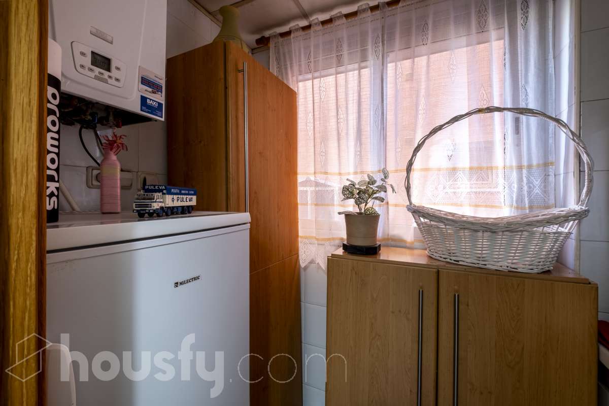 Housfy vende tu próximo hogar en Vilafranca del Penedès! 🏡✨ Descubre este piso muy luminoso y todo exterior, perfecto para quienes buscan amplitud y comodidad. Con 121 m² construidos (finca del 2004) y muy bien conservado, la vivienda se ubica en una zona tranquila rodeada de todos los servicios. Distribución ideal: * Salón-comedor amplio y lleno de luz natural * 4 dormitorios espaciosos * 2 baños completos * Cocina independiente totalmente equipada Equipamiento y confort: * En el salón, salida a balcón para disfrutar del aire libre * Ascensor en la finca * Calefacción para todo el año * Electrodomésticos incluidos * Cédula de habitabilidad al día Entorno inmejorable: Ubicado en una zona residencial pacífica pero perfectamente comunicada, a un paso de transporte público, colegios, supermercados y farmacias. ¡Listo para entrar a vivir! Contacta con nosotros para concertar una visita. Aviso legal El precio de venta no incluye gastos de la compraventa como notaría, registro, impuestos, ni tampoco honorarios agencia. Esta publicación no es vinculante. Consulta siempre la nota simple con Housfy antes de formalizar la compraventa. Sobre nosotros Housfy es la plataforma integral de servicios inmobiliarios. Nuestra combinación de expertos y tecnología pone al alcance de todo el mundo servicios cómodos, claros y seguros. AICAT número: 7922. Nos encargamos de la gestión y asesoramiento de la compra. ¡Olvídate de todo! Hacemos los trámites por ti. Y, si además necesitas financiación, ponemos a tu disposición un bróker hipotecario para ayudarte a conseguir las mejores condiciones para tu perfil económico. ¿Quieres visitarla? Contacta con Housfy y agenda tu visita sin compromiso. Más información en: housfy.com-19